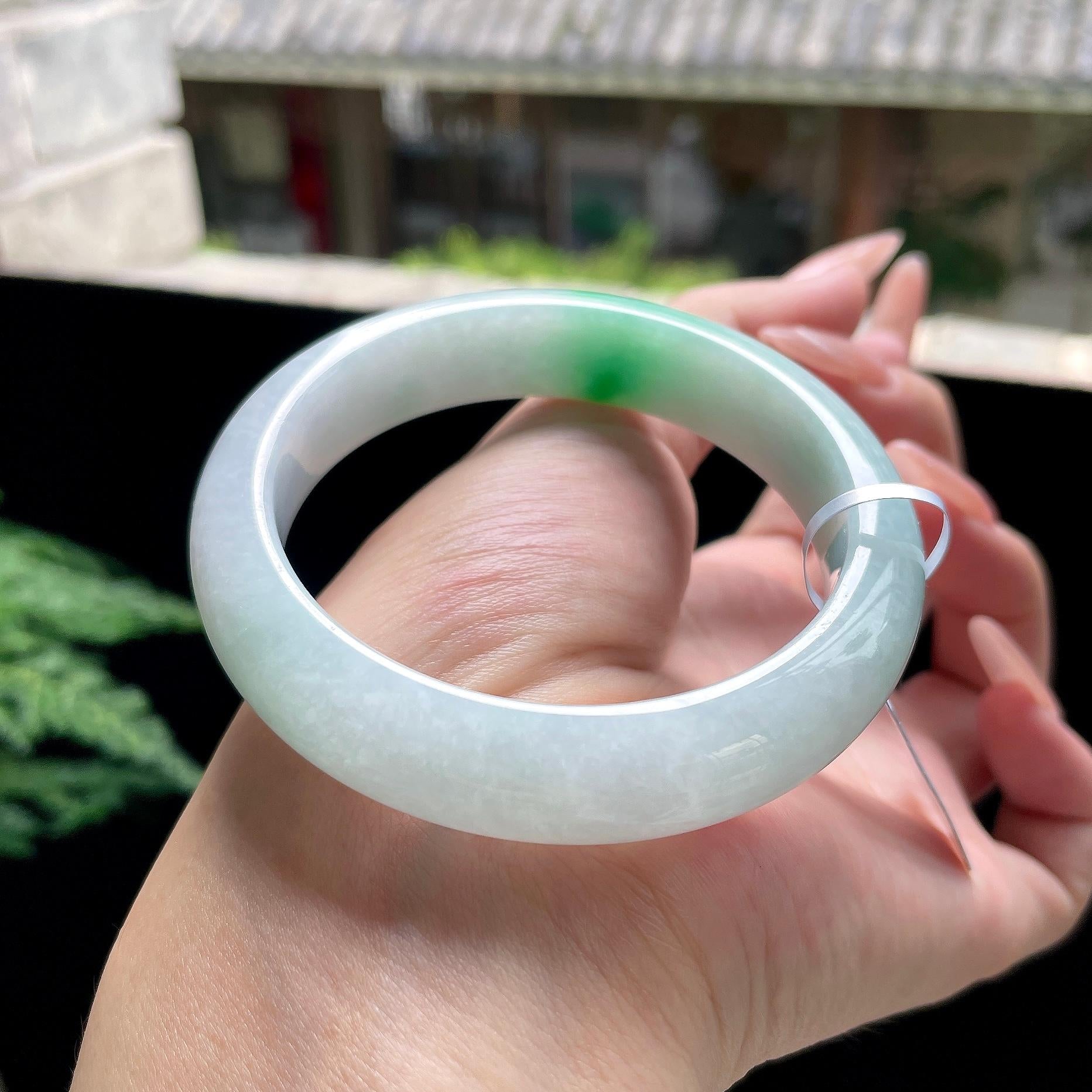 细糯种阳绿白底青正圈平安镯 55圈口 天然缅甸A货翡翠（yc527803）