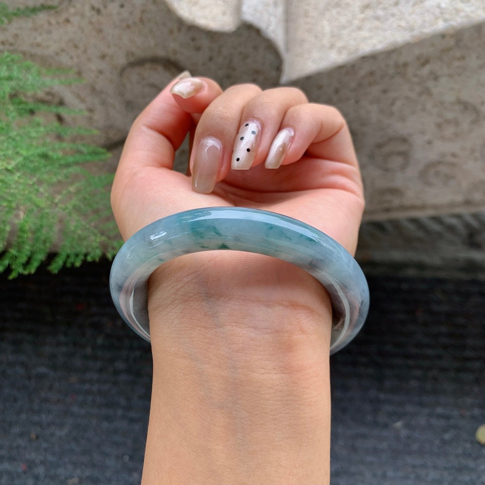糯种乌鸡飘绿翡翠圆条手镯（57.2mm）（yc017423）