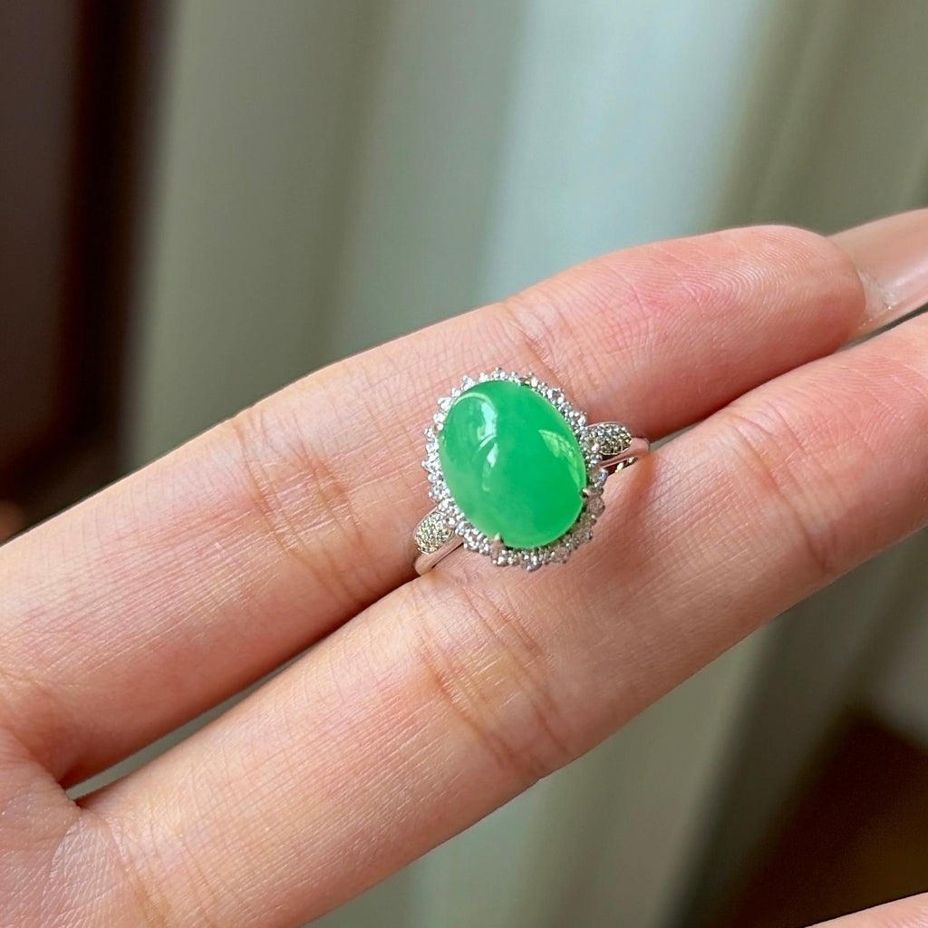 细糯种阳绿色蛋面戒指 18K 天然缅甸A货翡翠（yc508698）