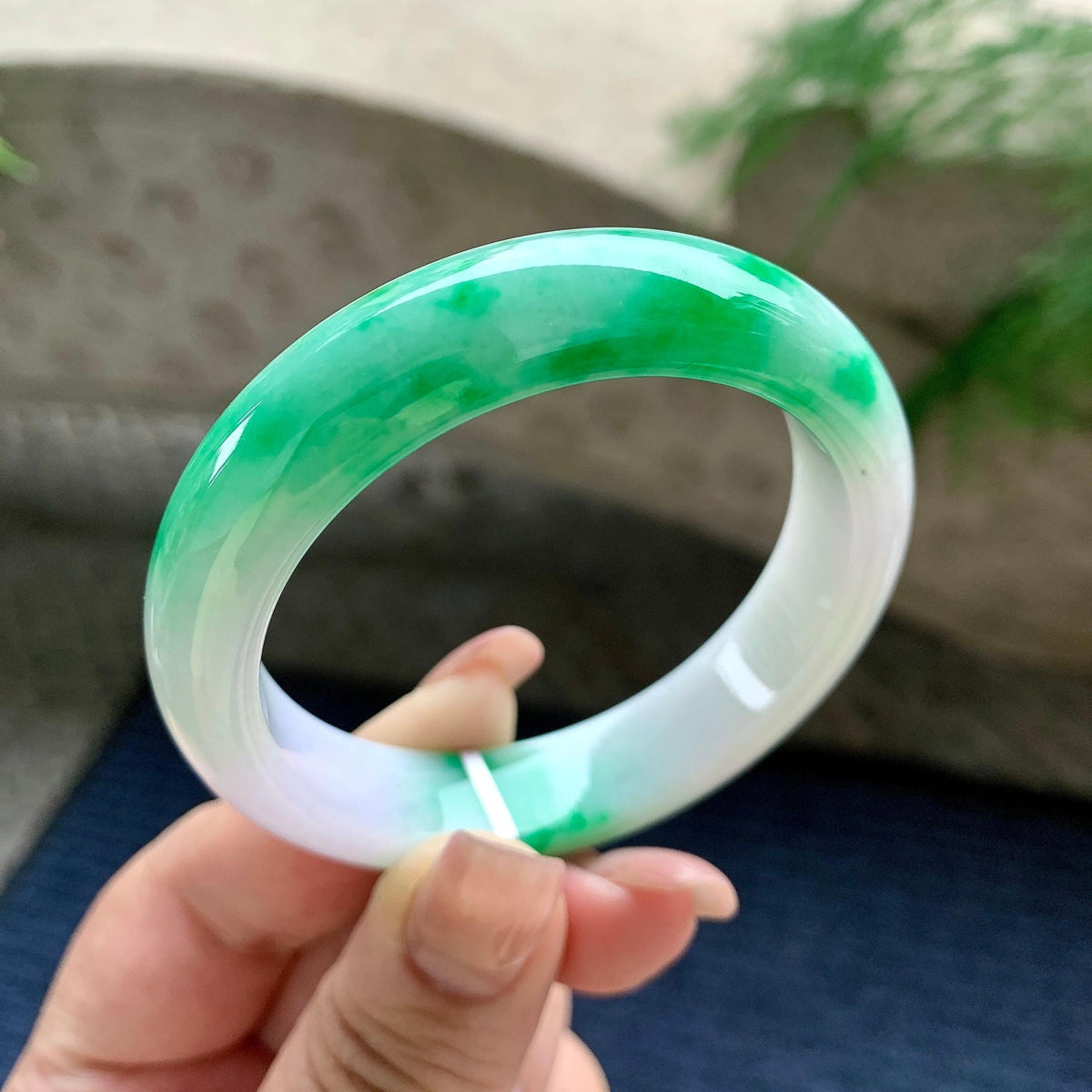 小圈口 细糯种淡粉底飘翠绿正圈平安镯 51.5圈口 天然缅甸A货翡翠（yc701168）