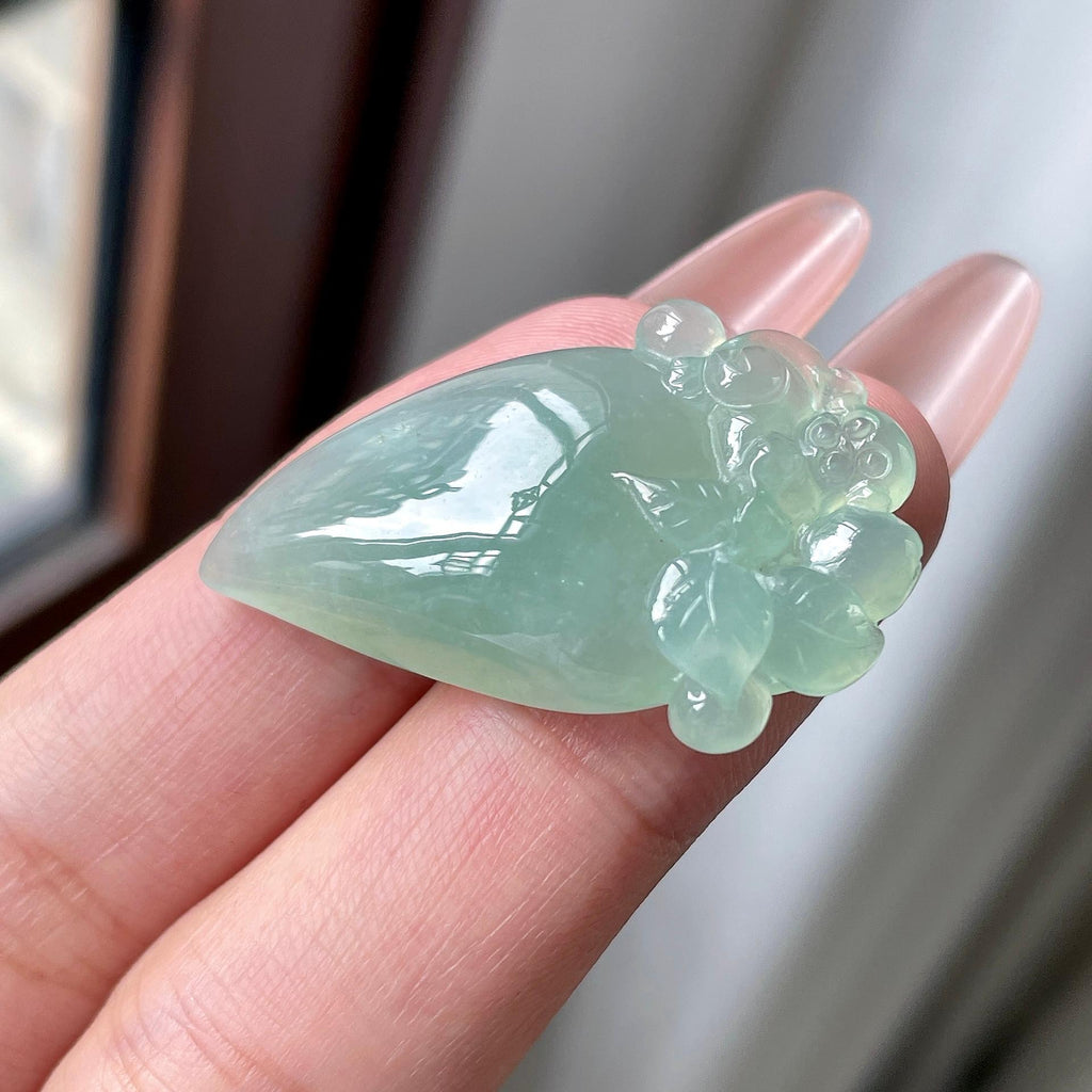 细糯种晴绿底灵猴献桃吊坠 天然缅甸A货翡翠（yc525989）