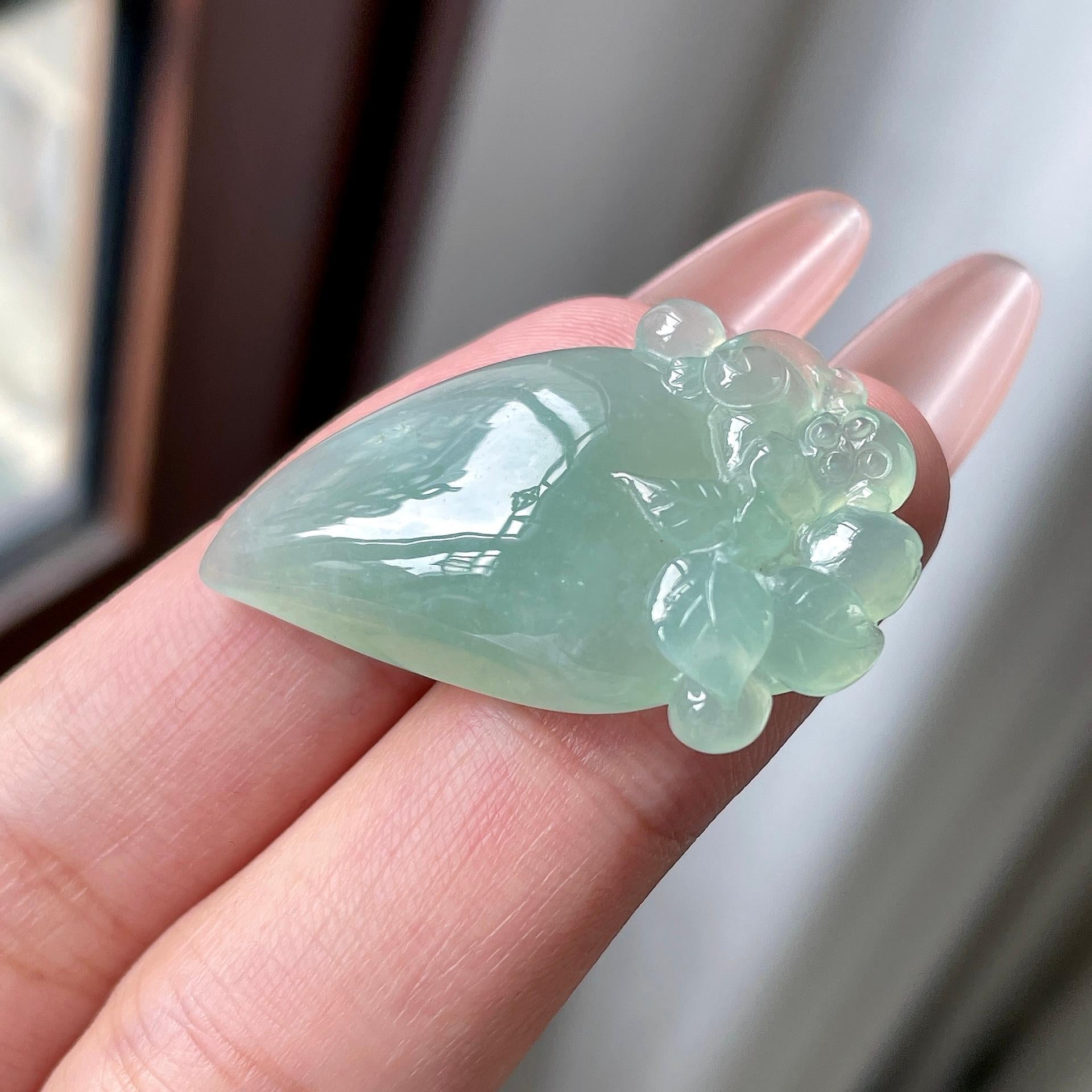 细糯种晴绿底灵猴献桃吊坠 天然缅甸A货翡翠（yc525989）