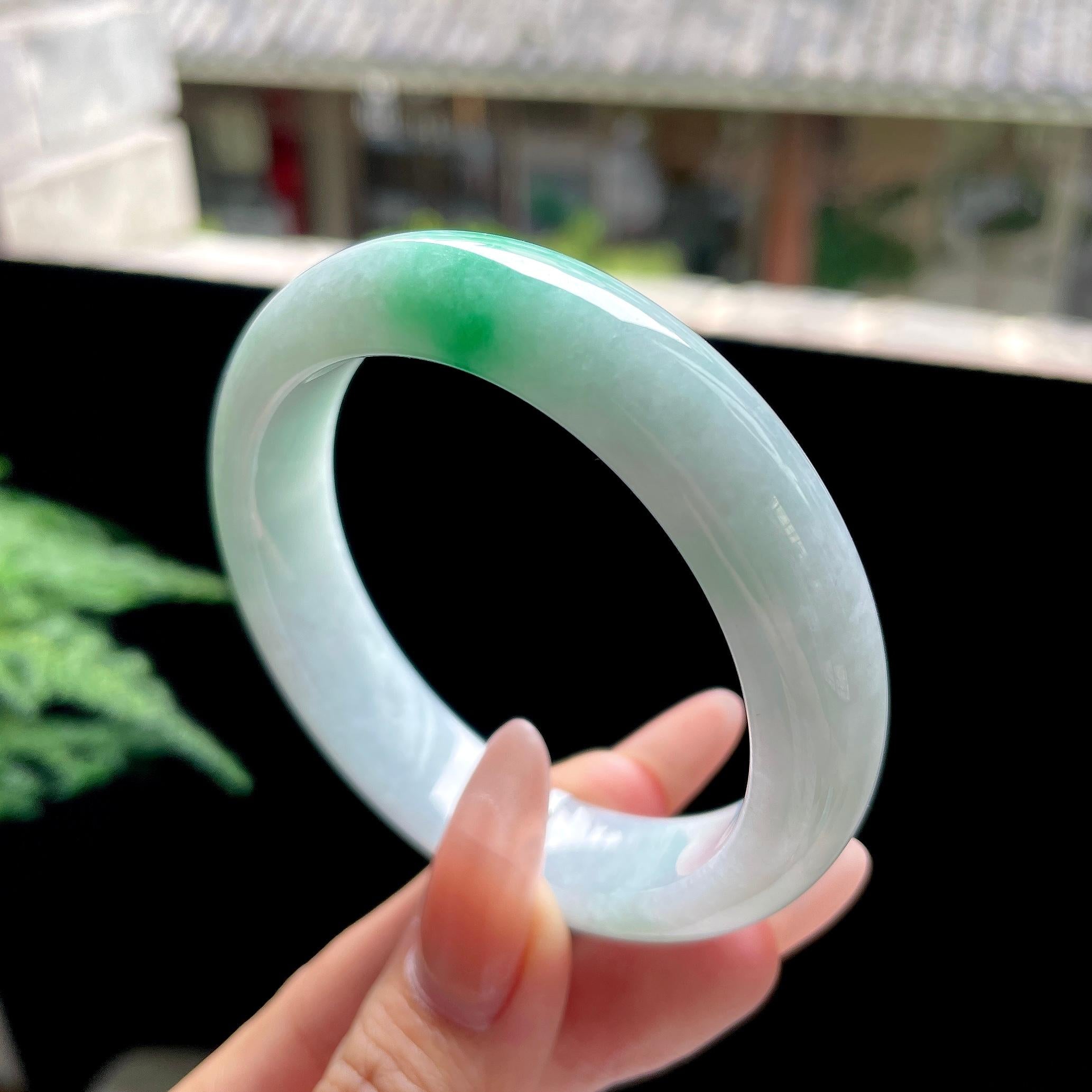 细糯种阳绿白底青正圈平安镯 55圈口 天然缅甸A货翡翠（yc527803）