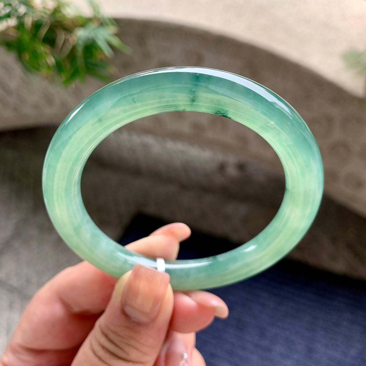 糯冰种湖水绿飘蓝花圆条手镯 55圈口 天然缅甸A货翡翠（yc701184）