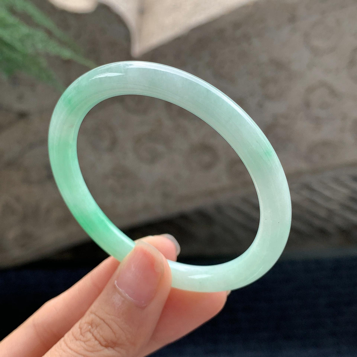 细糯种飘绿圆条手镯 51.5圈 天然缅甸A货翡翠（yc696421）