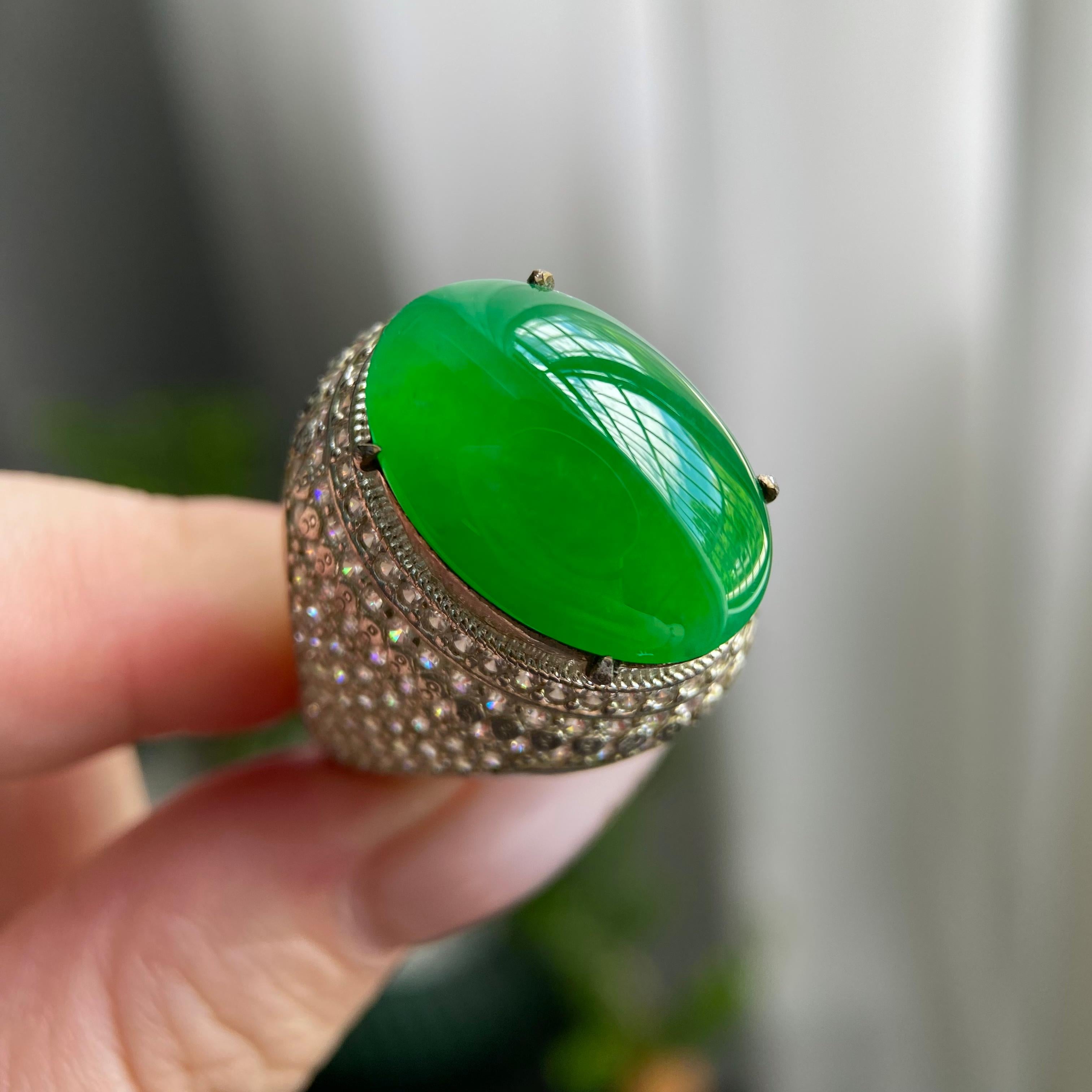 冰种阳绿鸽子蛋裸石（yc212891）