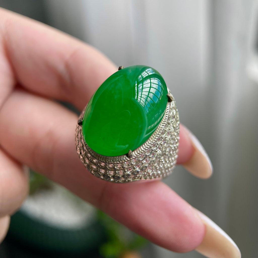 冰种阳绿鸽子蛋裸石（yc212891）