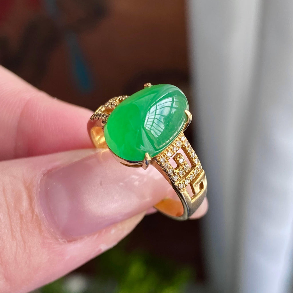 18k金钻镶冰种满绿椭圆蛋面戒指（yc235119）