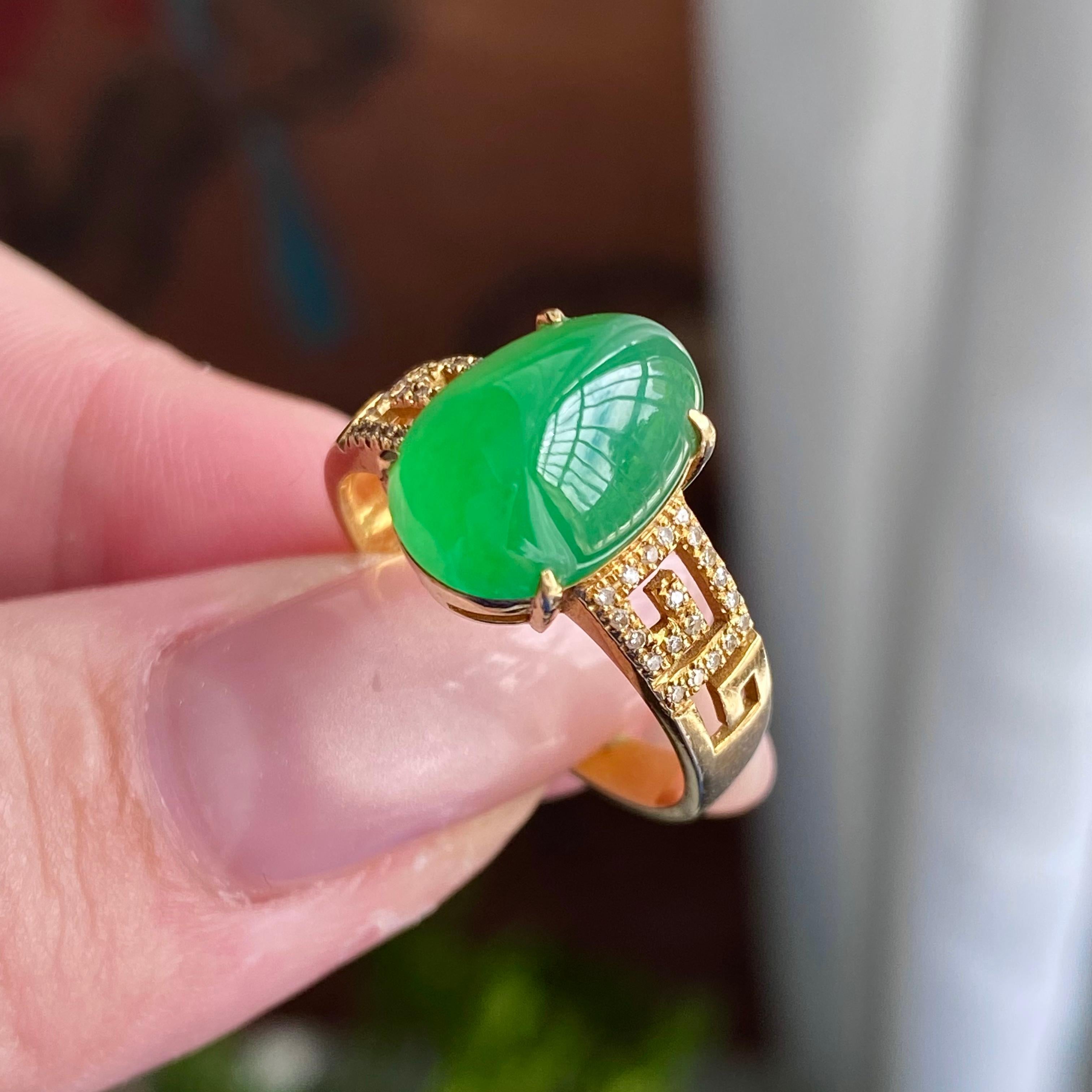 18k金钻镶冰种满绿椭圆蛋面戒指（yc235119）