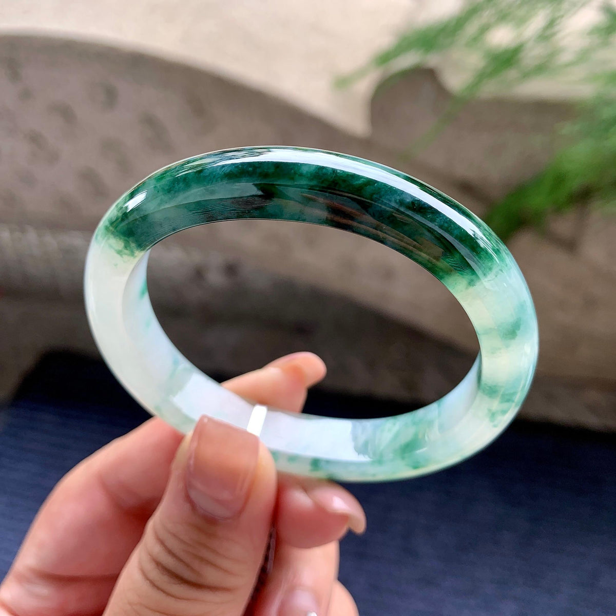 糯冰种飘蓝花贵妃手镯 55圈口 天然缅甸A货翡翠（yc699650）