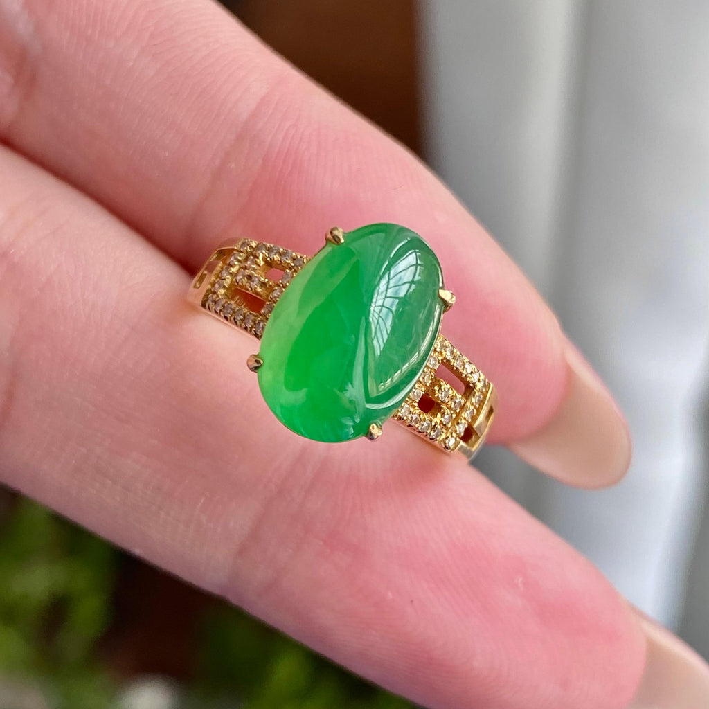 18k金钻镶冰种满绿椭圆蛋面戒指（yc235119）