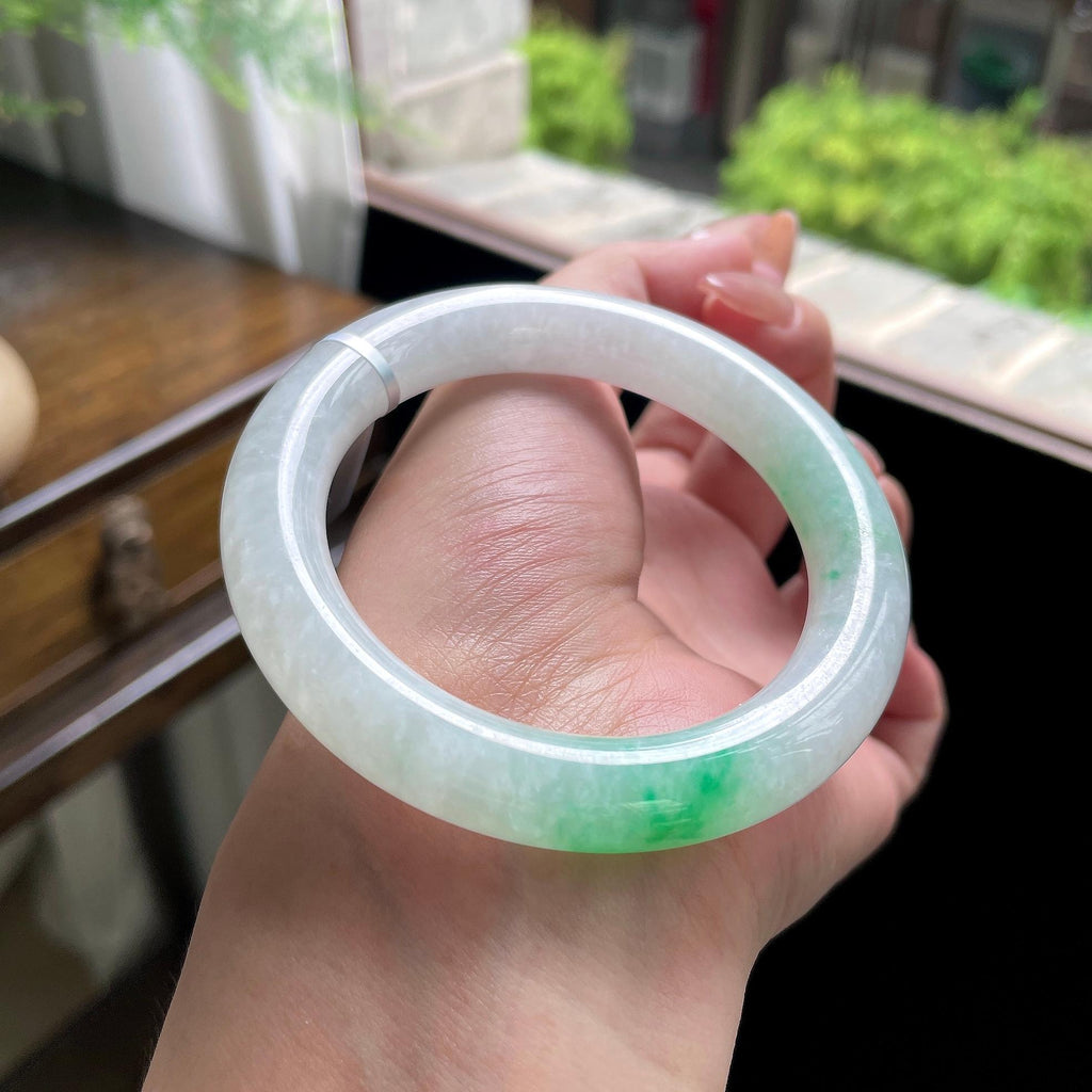 糯种阳绿白底青圆条 54圈 天然缅甸A货翡翠（yc696414）