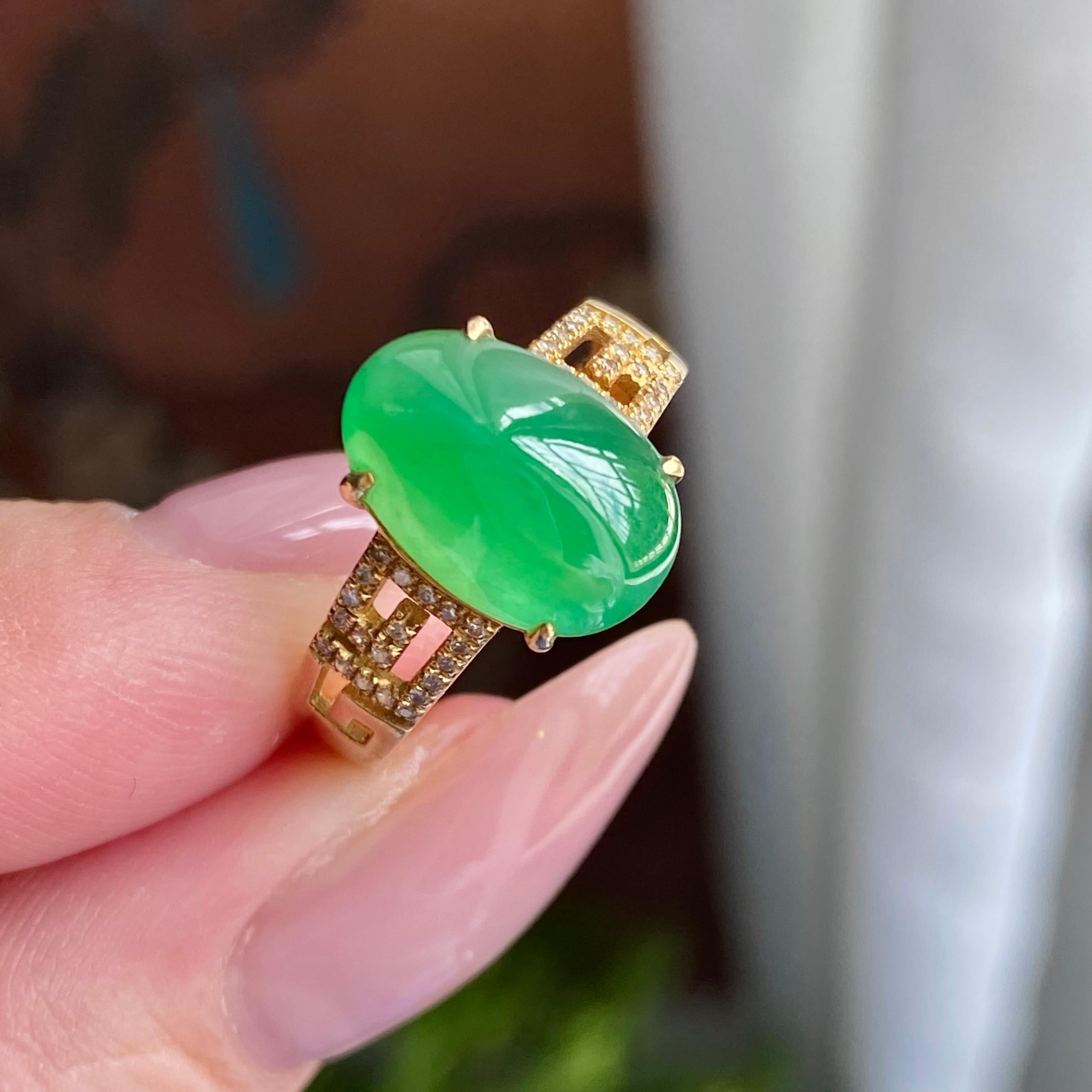 18k金钻镶冰种满绿椭圆蛋面戒指（yc235119）