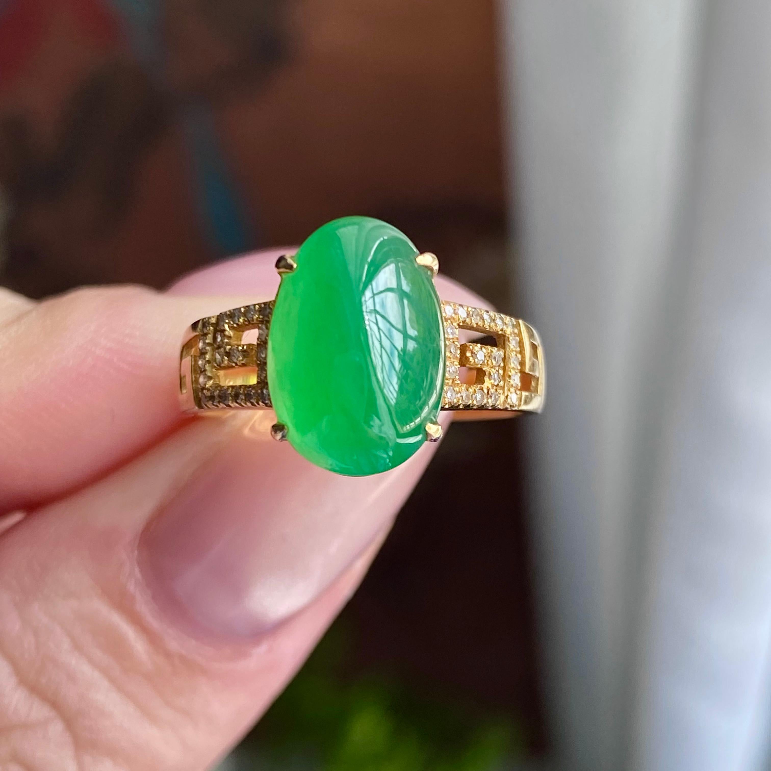 18k金钻镶冰种满绿椭圆蛋面戒指（yc235119）