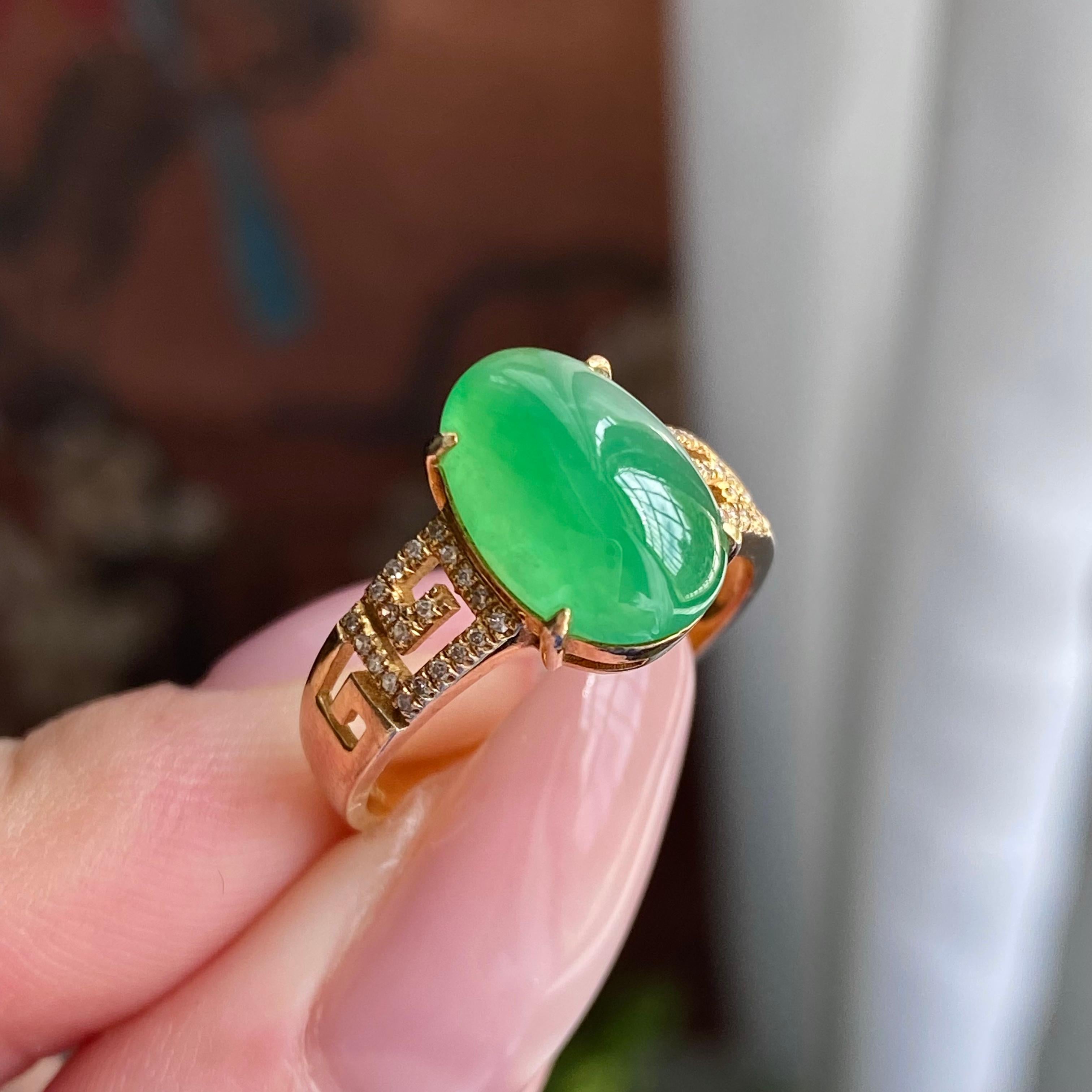 18k金钻镶冰种满绿椭圆蛋面戒指（yc235119）