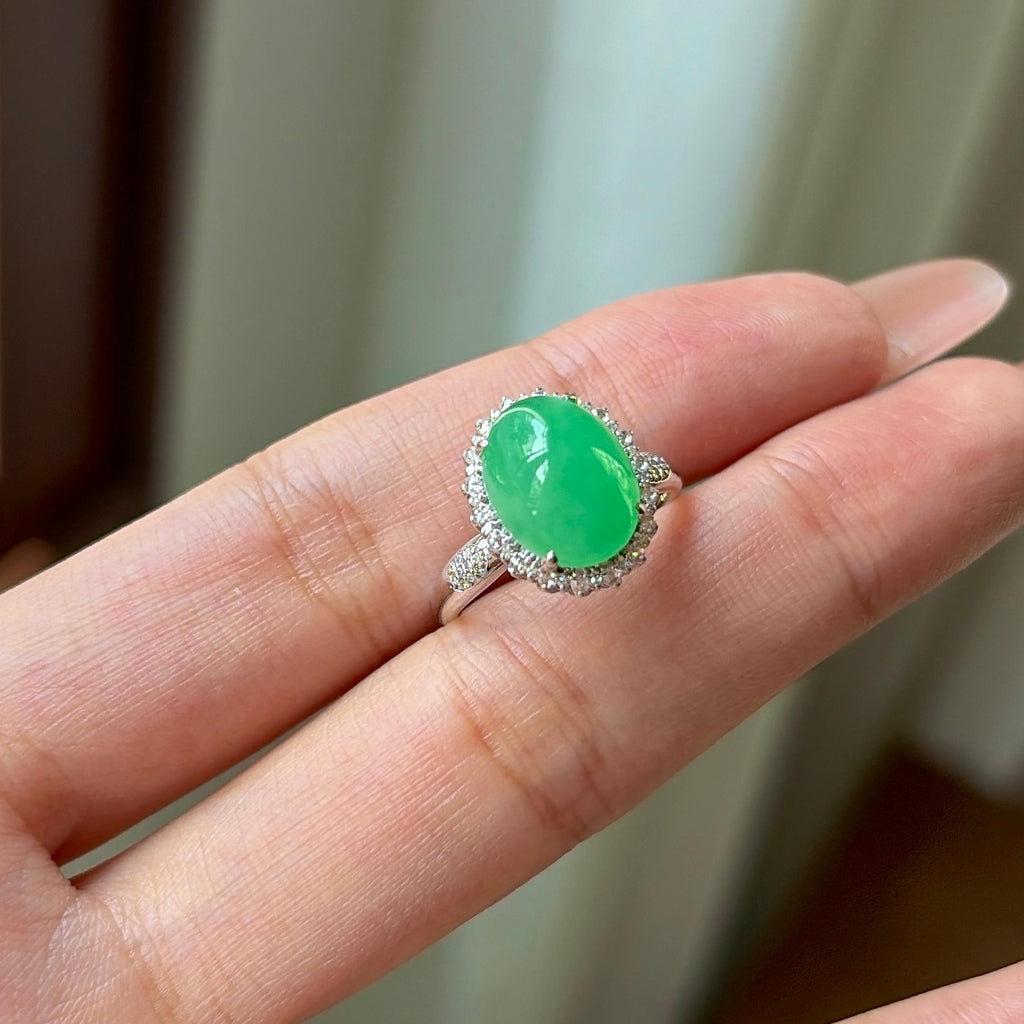 细糯种阳绿色蛋面戒指 18K 天然缅甸A货翡翠（yc508698）