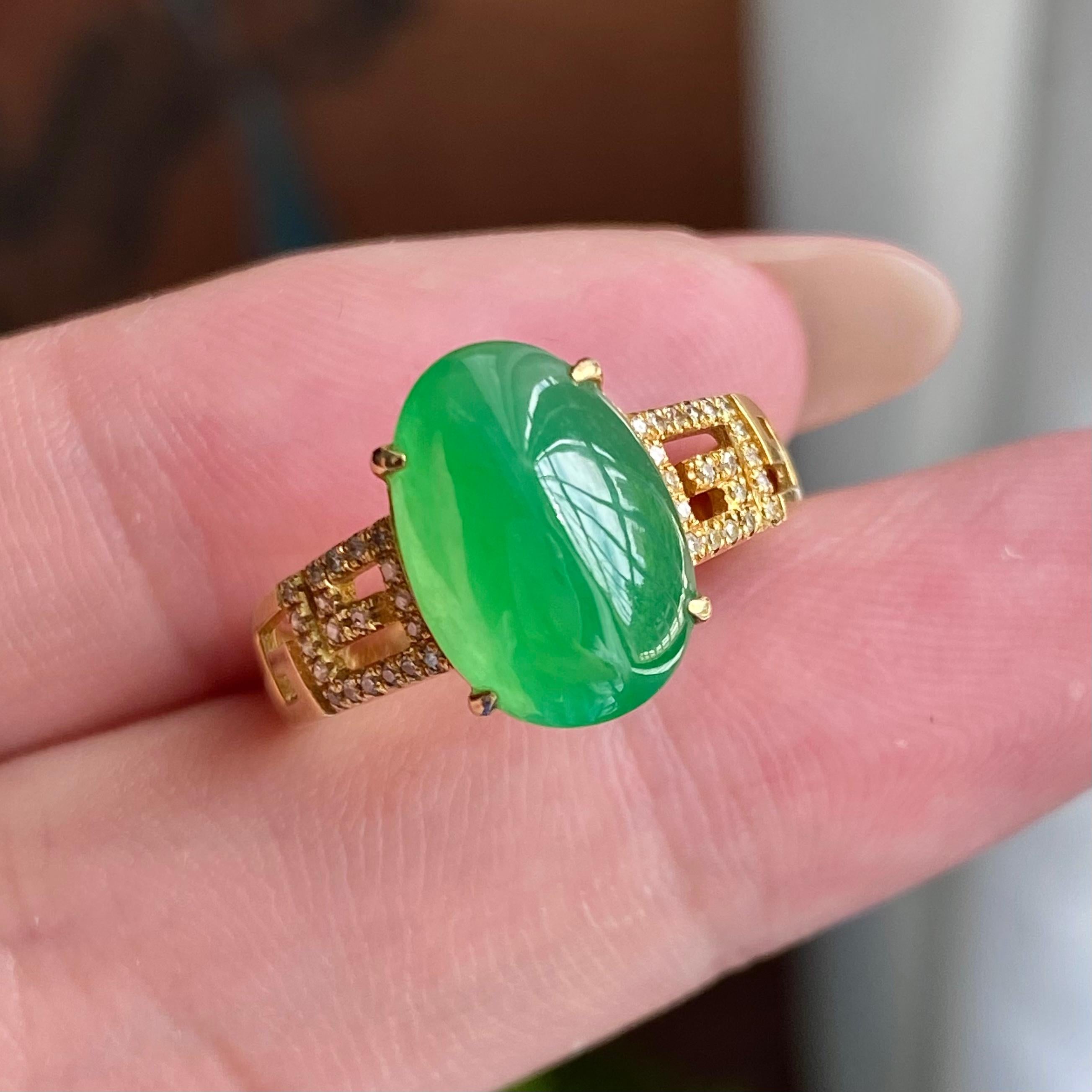 18k金钻镶冰种满绿椭圆蛋面戒指（yc235119）