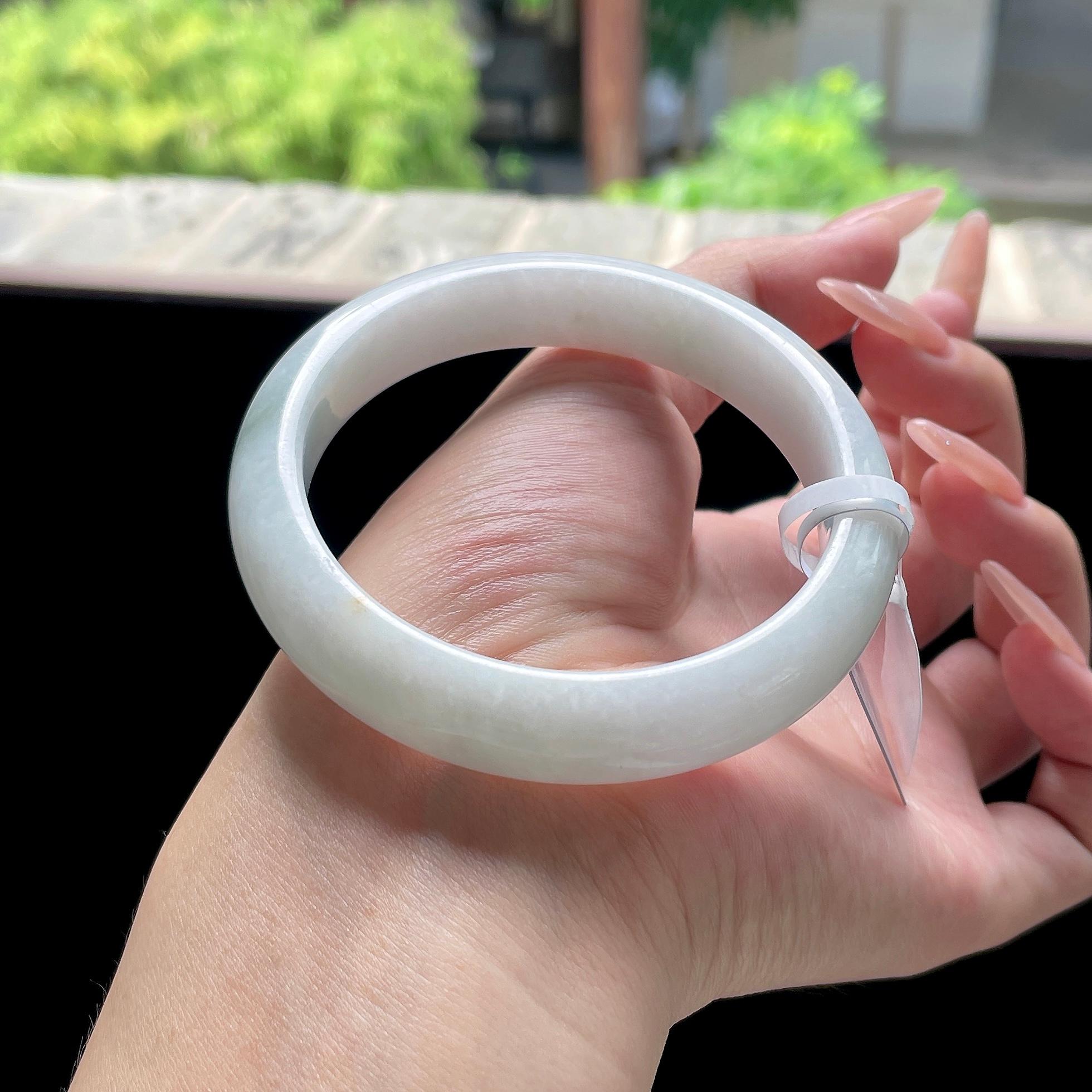 大圈口 糯种飘花带洒金 58圈 天然缅甸A货翡翠（yc524211）