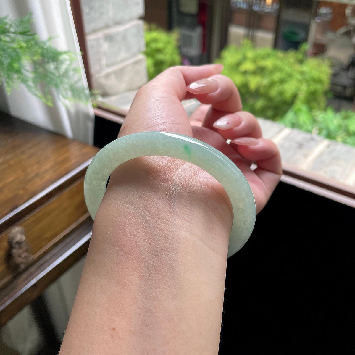 大圈口 细糯种晴绿底飘翠绿圆条 58圈 天然缅甸A货翡翠（yc696398）