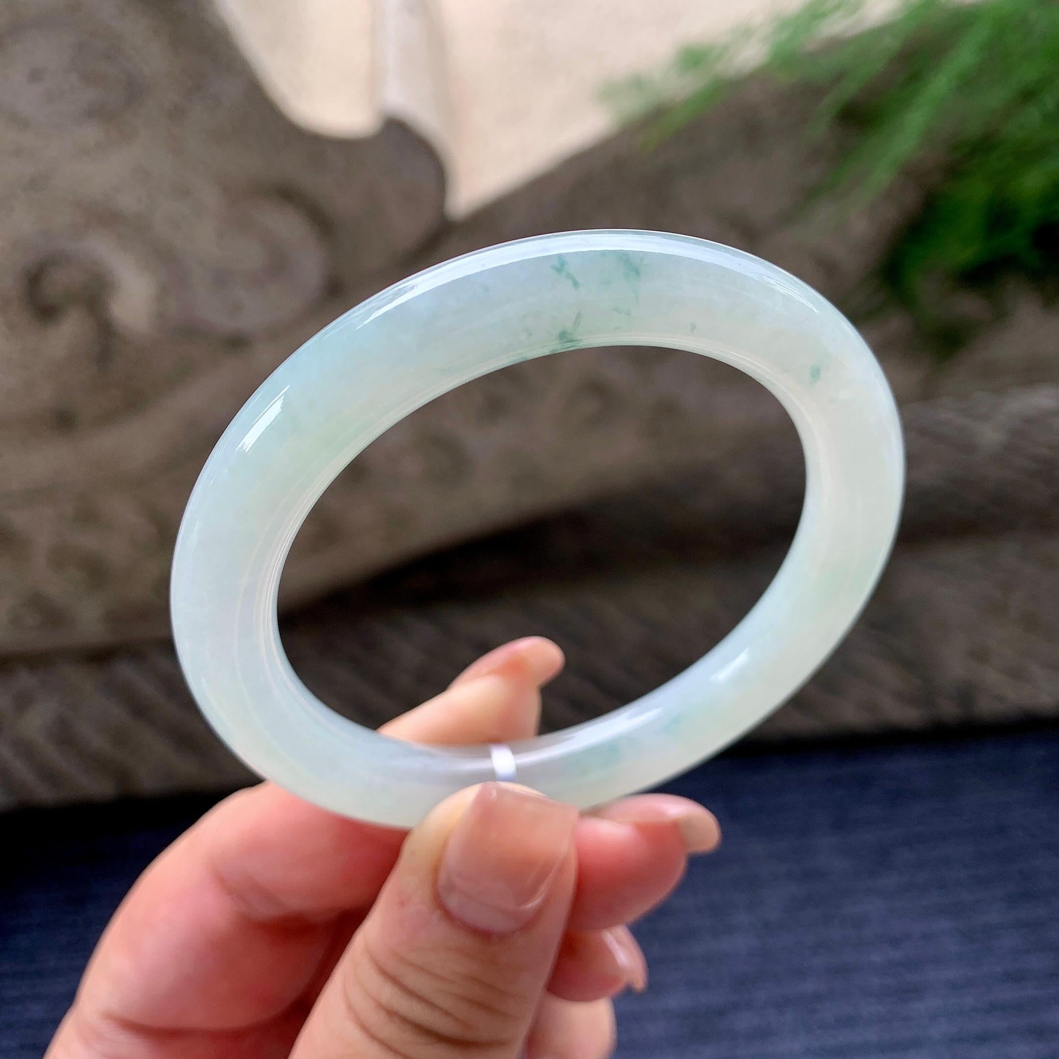 糯冰种淡晴底飘蓝花圆条手镯 54.3圈口 天然缅甸A货翡翠（yc536201）