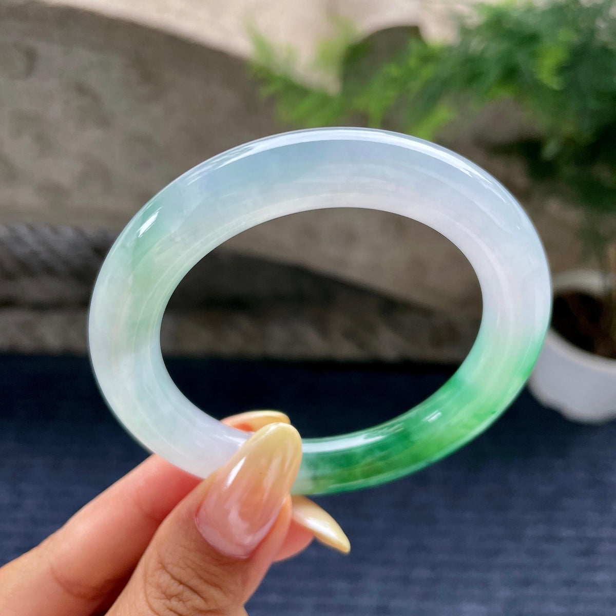 糯冰种飘绿圆条手镯54圈 （yc487040）