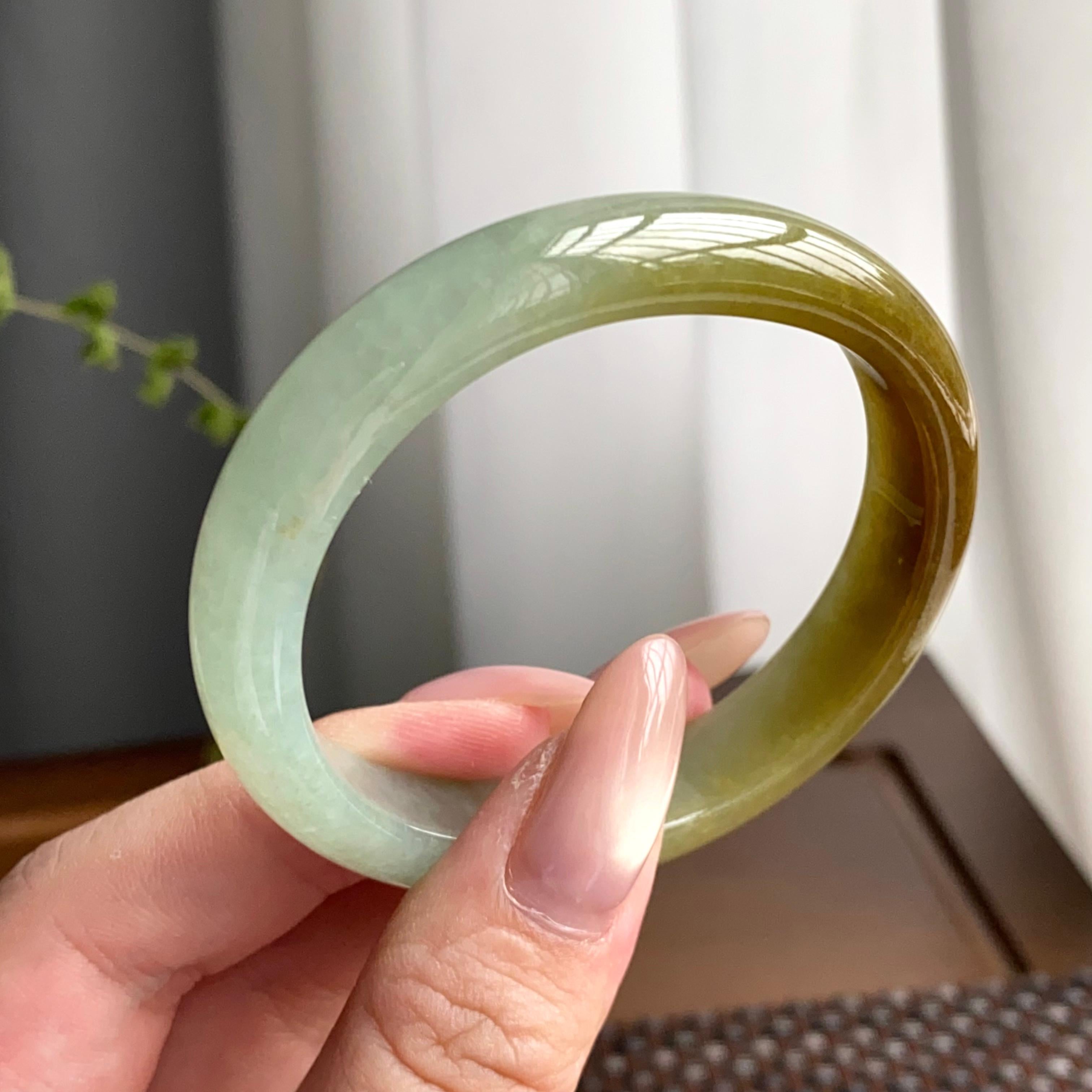 糯冰种黄翡伴山水贵妃镯（53圈）（yc247633）