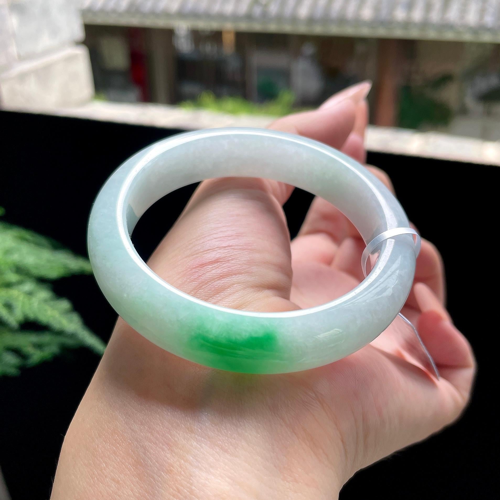 细糯种阳绿白底青正圈平安镯 55圈口 天然缅甸A货翡翠（yc527803）
