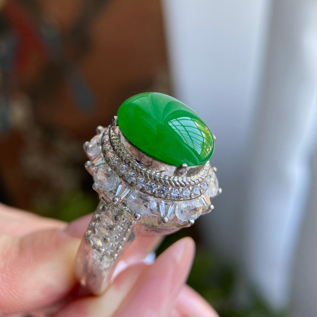 糯冰种阳绿椭圆戒面裸石（yc234217）