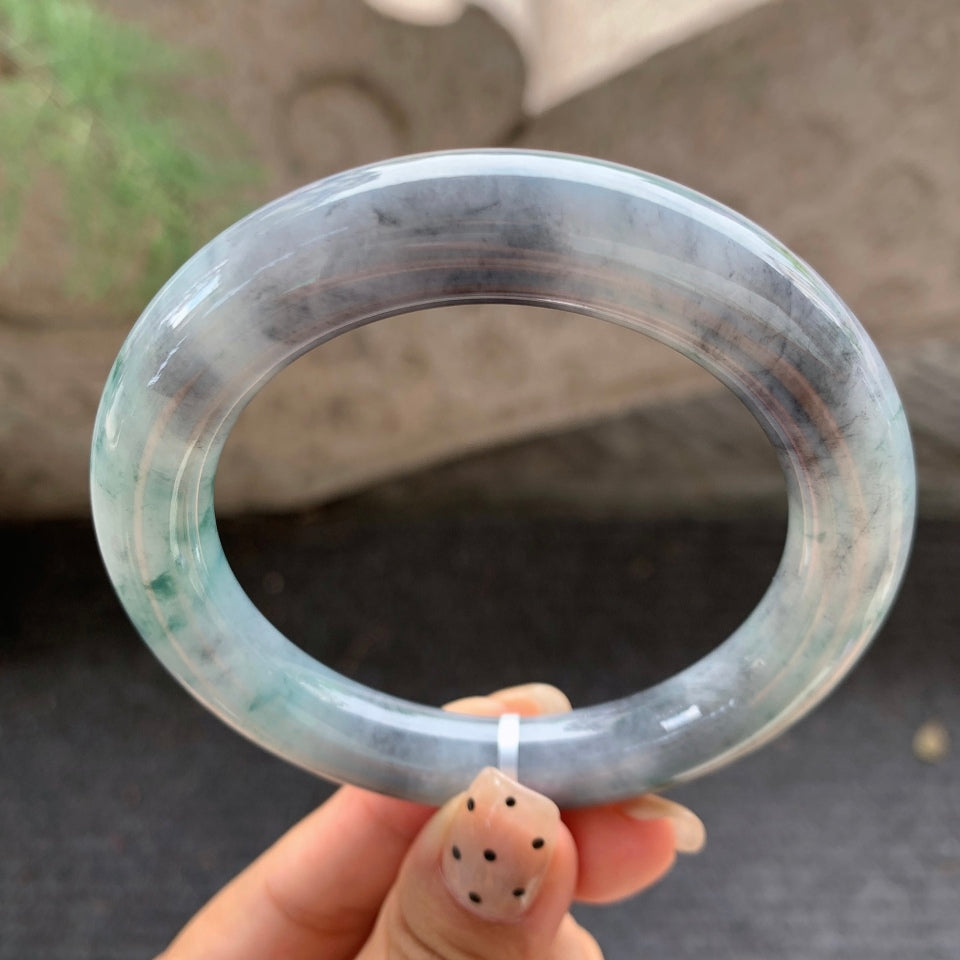 糯种乌鸡飘绿翡翠圆条手镯（57.2mm）（yc017423）