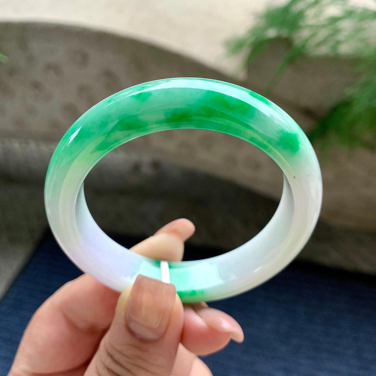 小圈口 细糯种淡粉底飘翠绿正圈平安镯 51.5圈口 天然缅甸A货翡翠（yc701168）