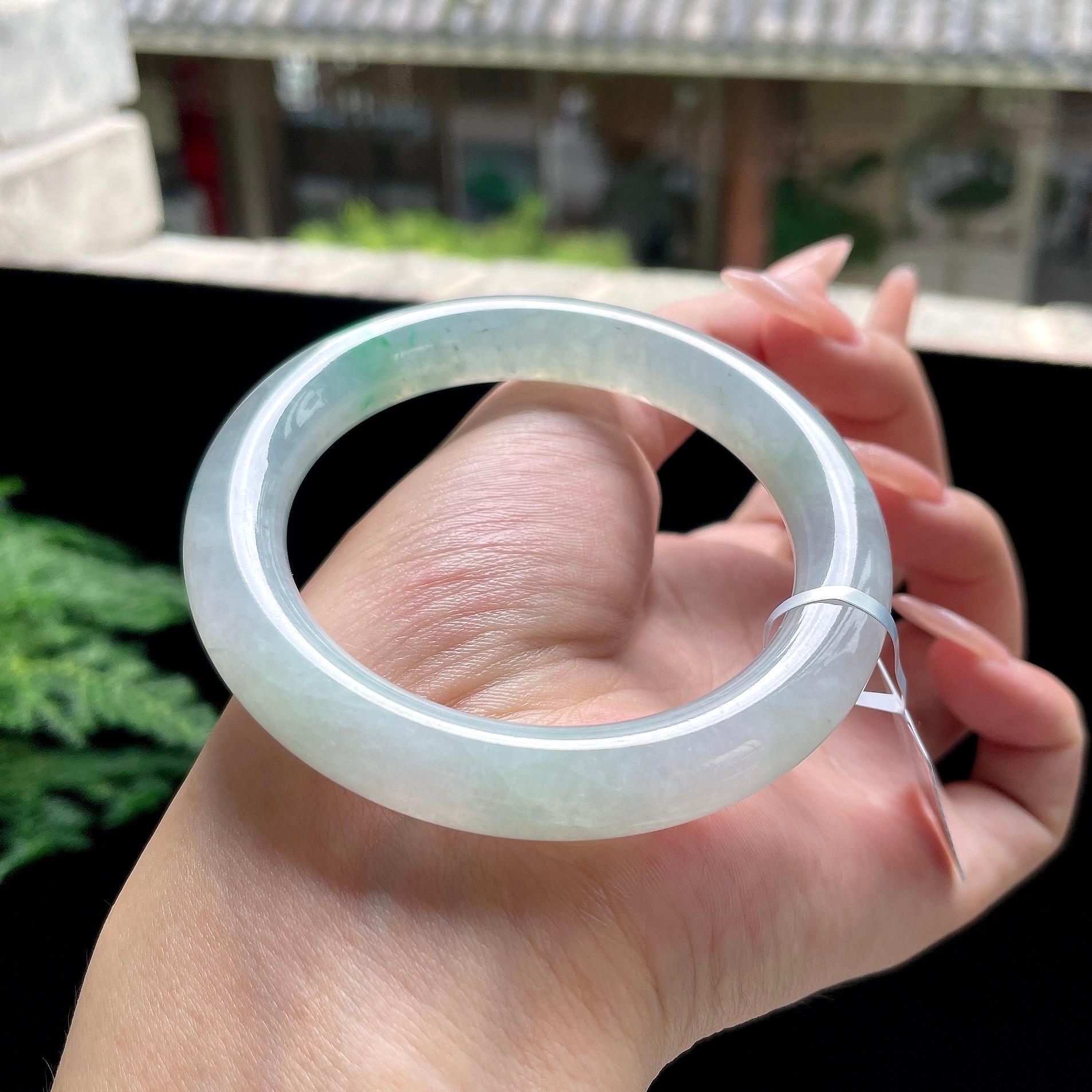 糯冰种冰晴底飘绿圆条 55圈口 天然缅甸A货翡翠（yc527802）