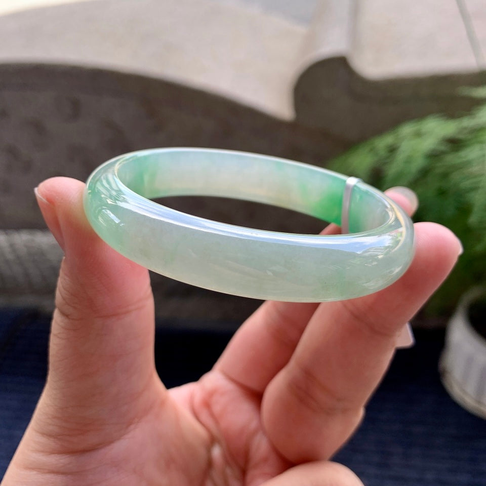 糯冰种飘绿洒金贵妃手镯（54.5mm）（yc116058）