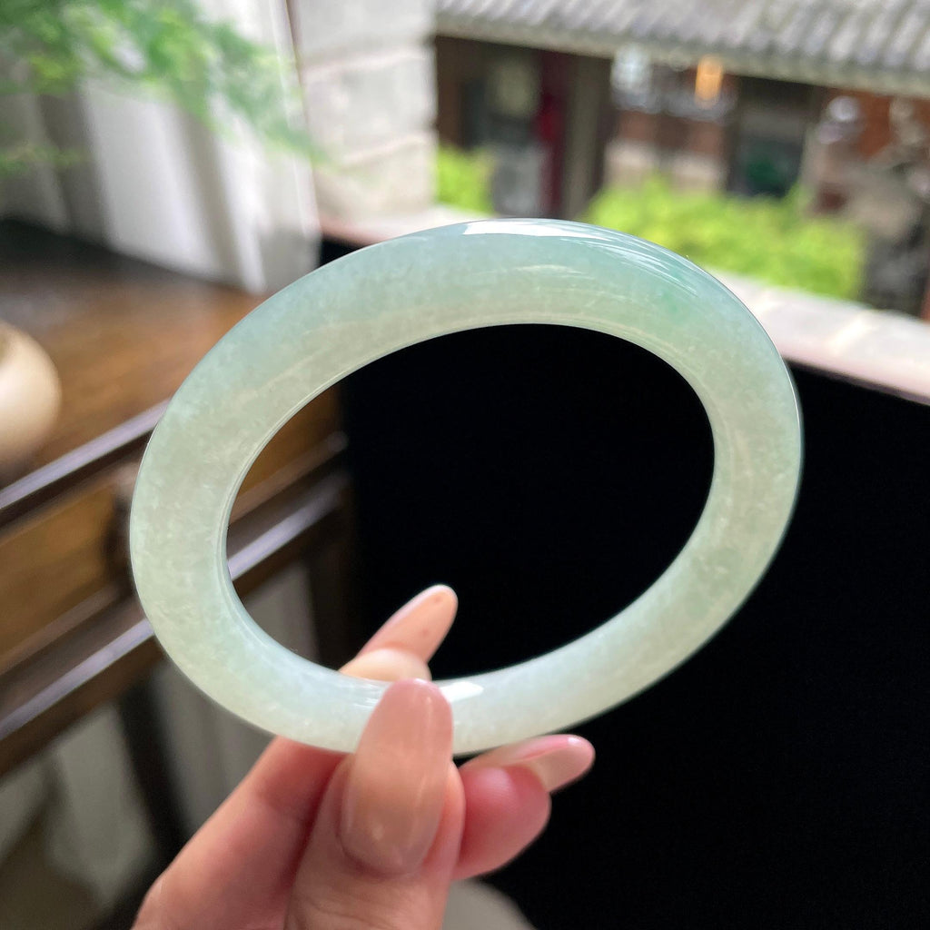 大圈口 细糯种晴绿底飘翠绿圆条 58圈 天然缅甸A货翡翠（yc696398）