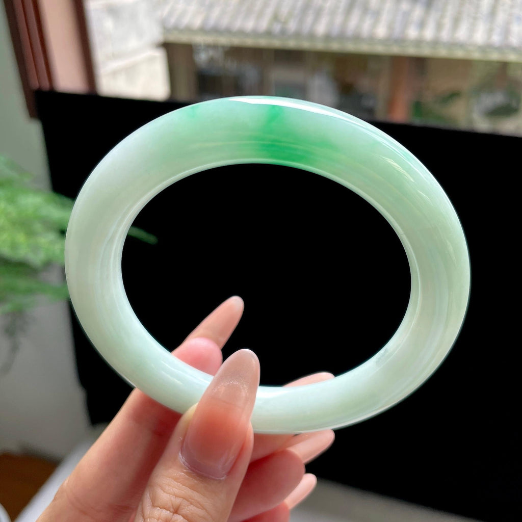 大圈口 糯种果绿底飘绿白底青圆条 61圈口 天然缅甸A货翡翠（yc527793）