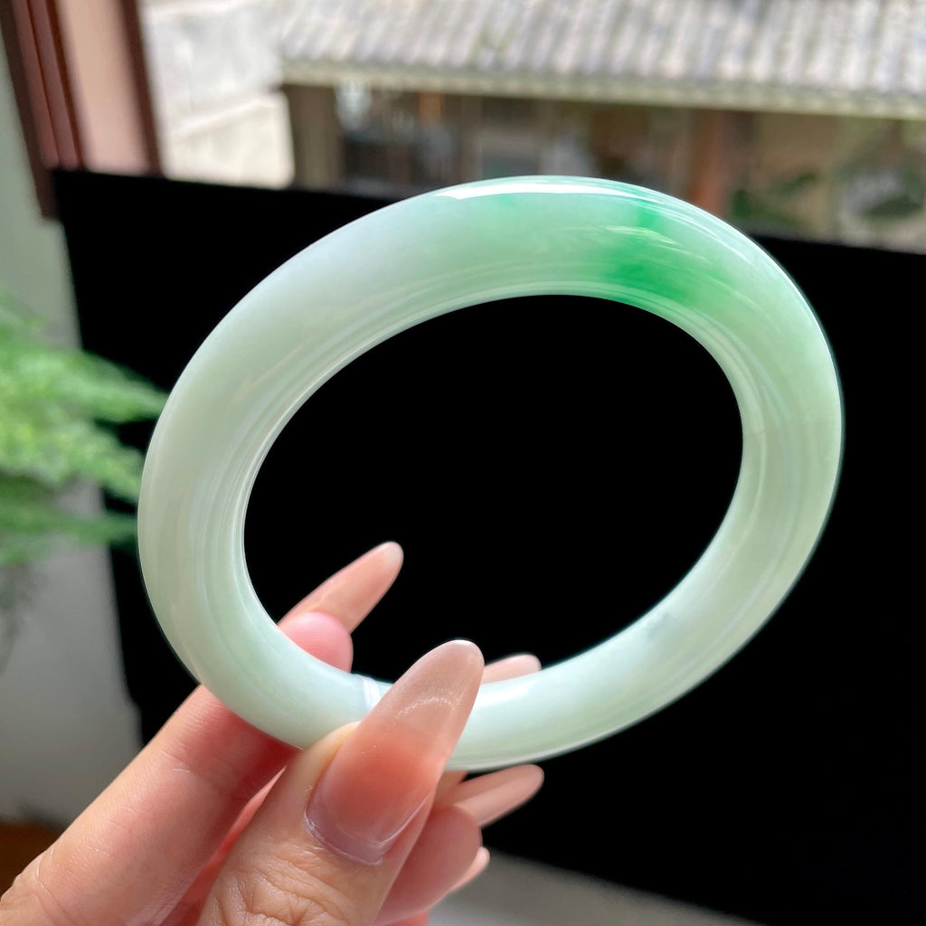 大圈口 糯种果绿底飘绿白底青圆条 61圈口 天然缅甸A货翡翠（yc527793）