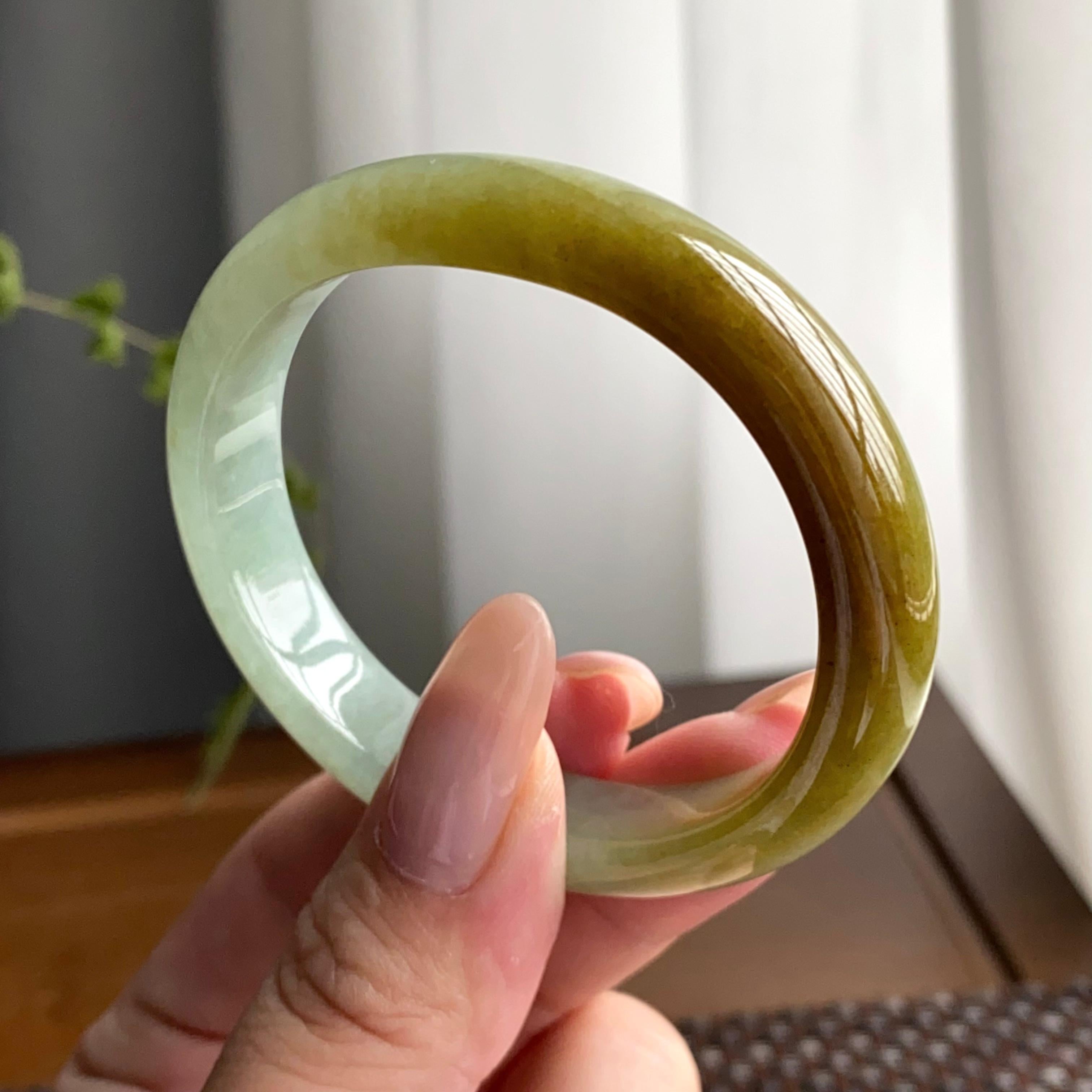 糯冰种黄翡伴山水贵妃镯（53圈）（yc247633）