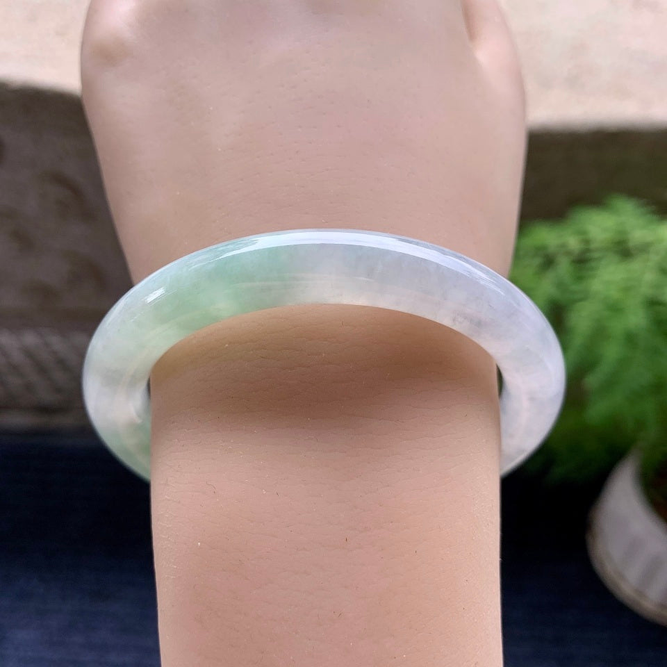 糯冰种乌鸡圆条手镯（55.6mm）（yc097806）
