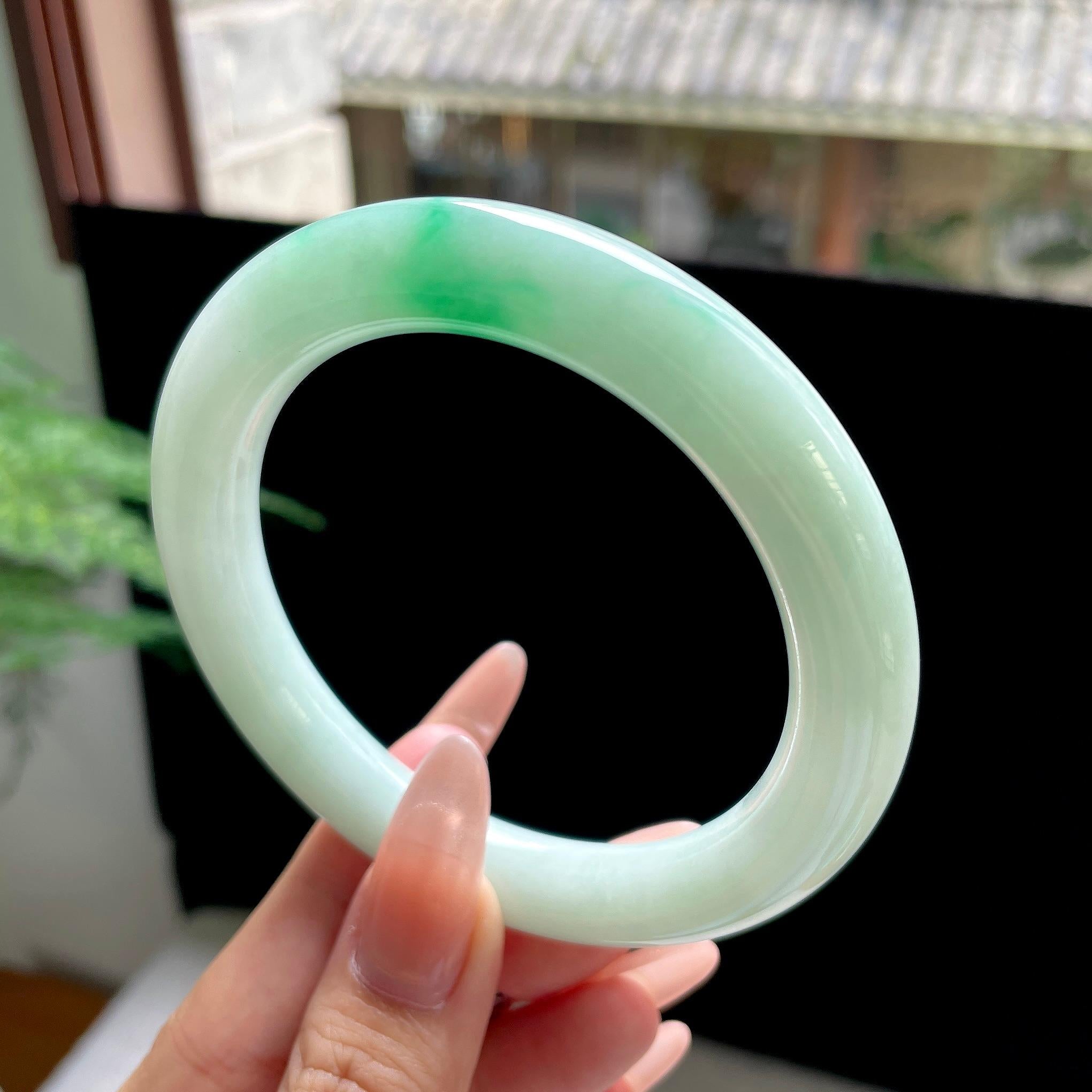 大圈口 糯种果绿底飘绿白底青圆条 61圈口 天然缅甸A货翡翠（yc527793）