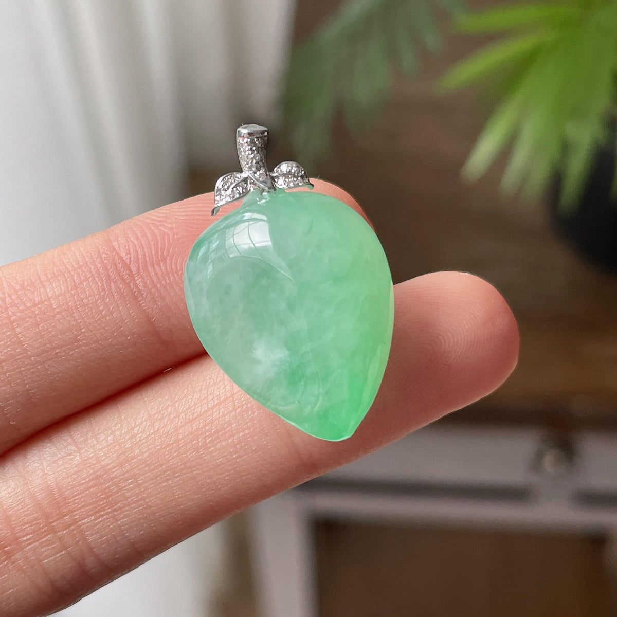 18K金镶细糯种果绿寿桃吊坠（yc711243）