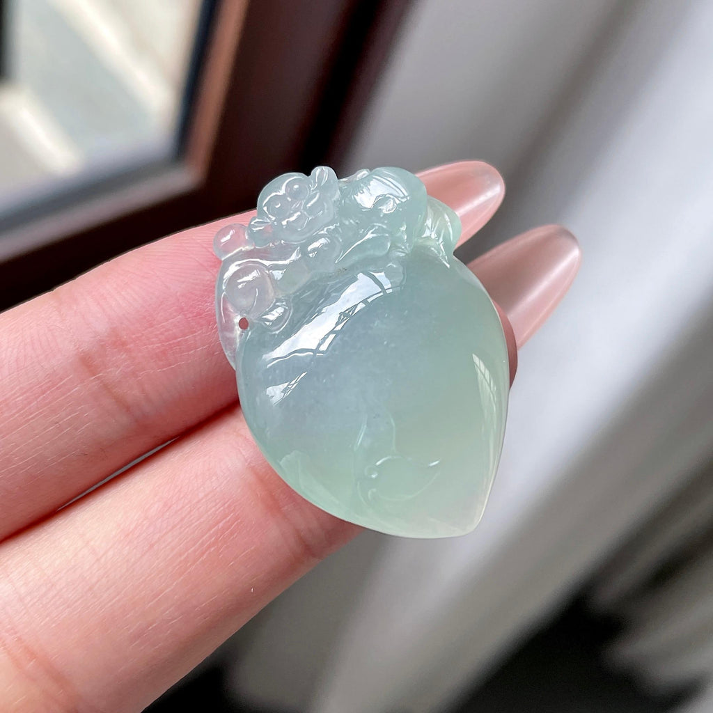 细糯种晴绿底灵猴献桃吊坠 天然缅甸A货翡翠（yc525991）