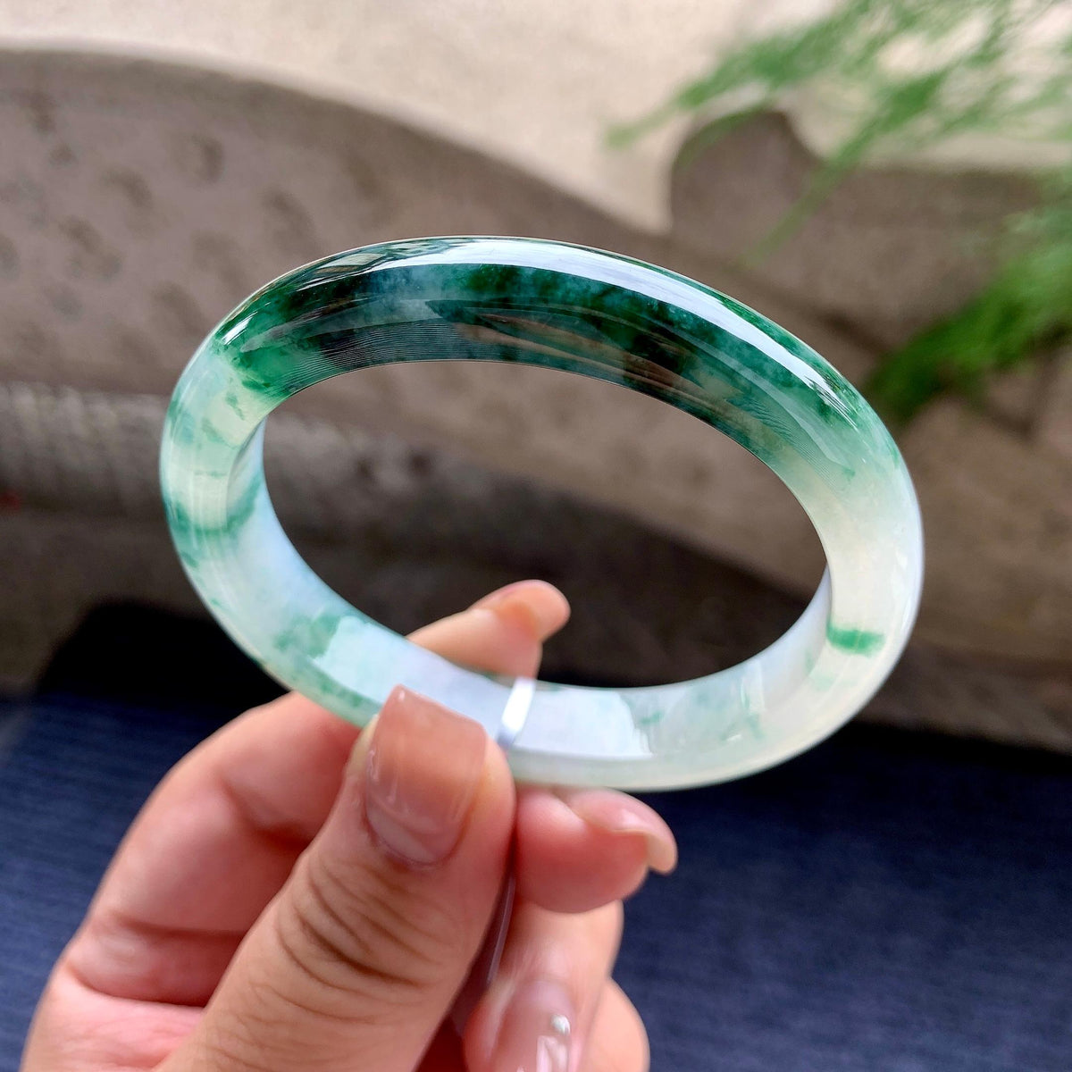 糯冰种飘蓝花贵妃手镯 55圈口 天然缅甸A货翡翠（yc699650）