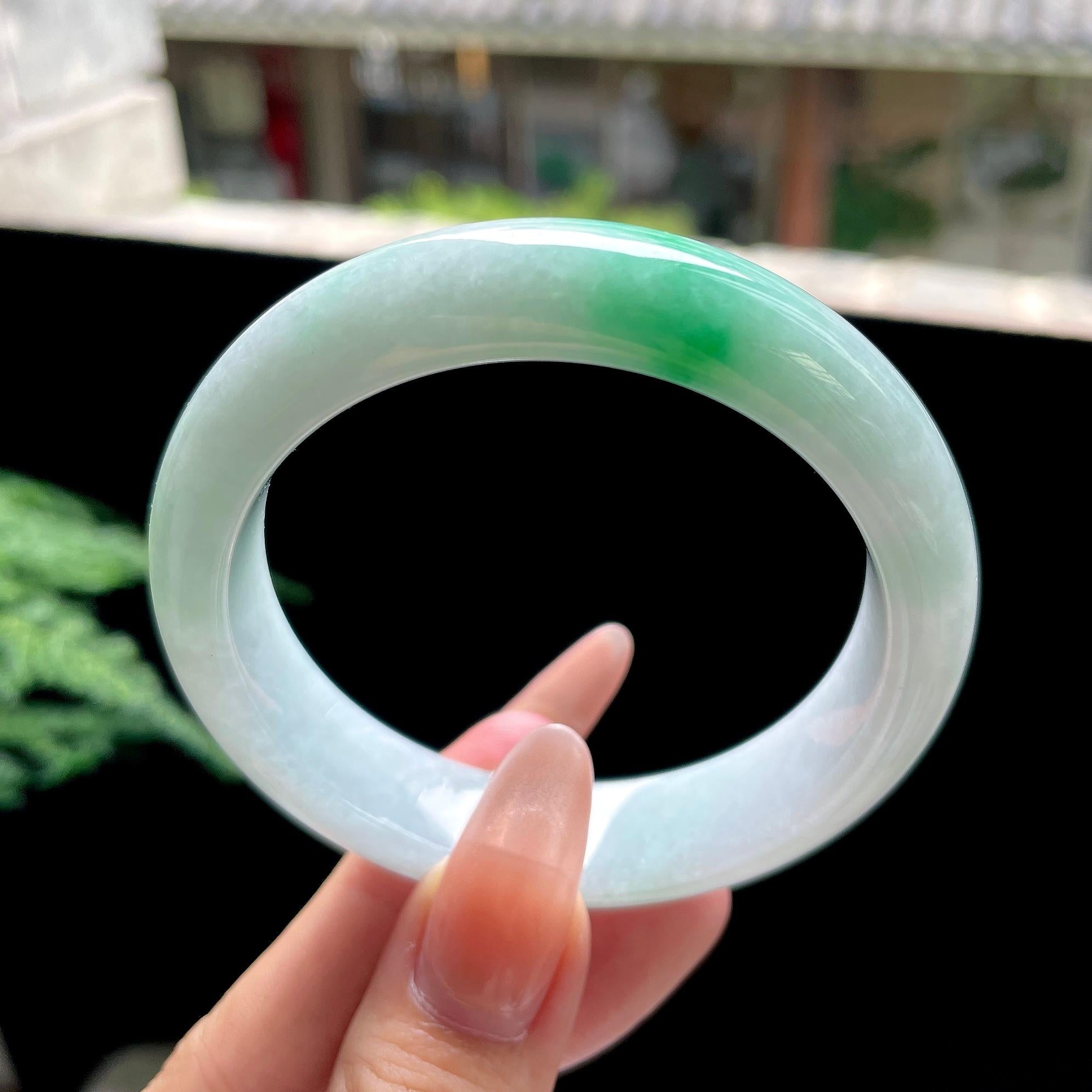 细糯种阳绿白底青正圈平安镯 55圈口 天然缅甸A货翡翠（yc527803）