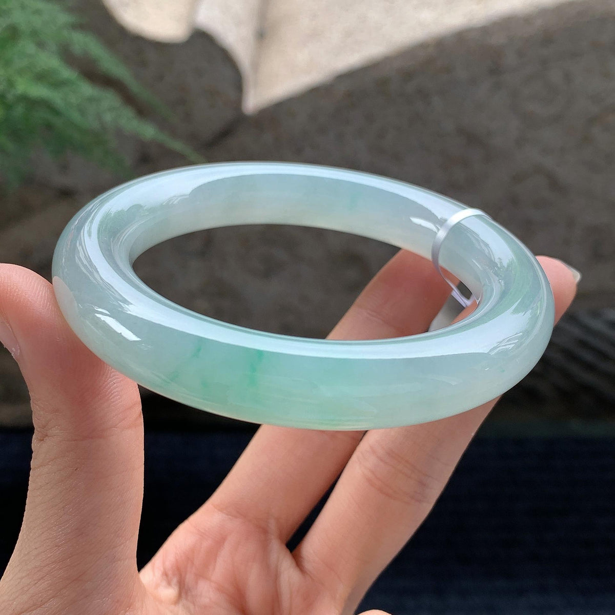 糯冰种晴水飘绿圆条手镯 56.5圈 天然A货缅甸翡翠（yc694794）