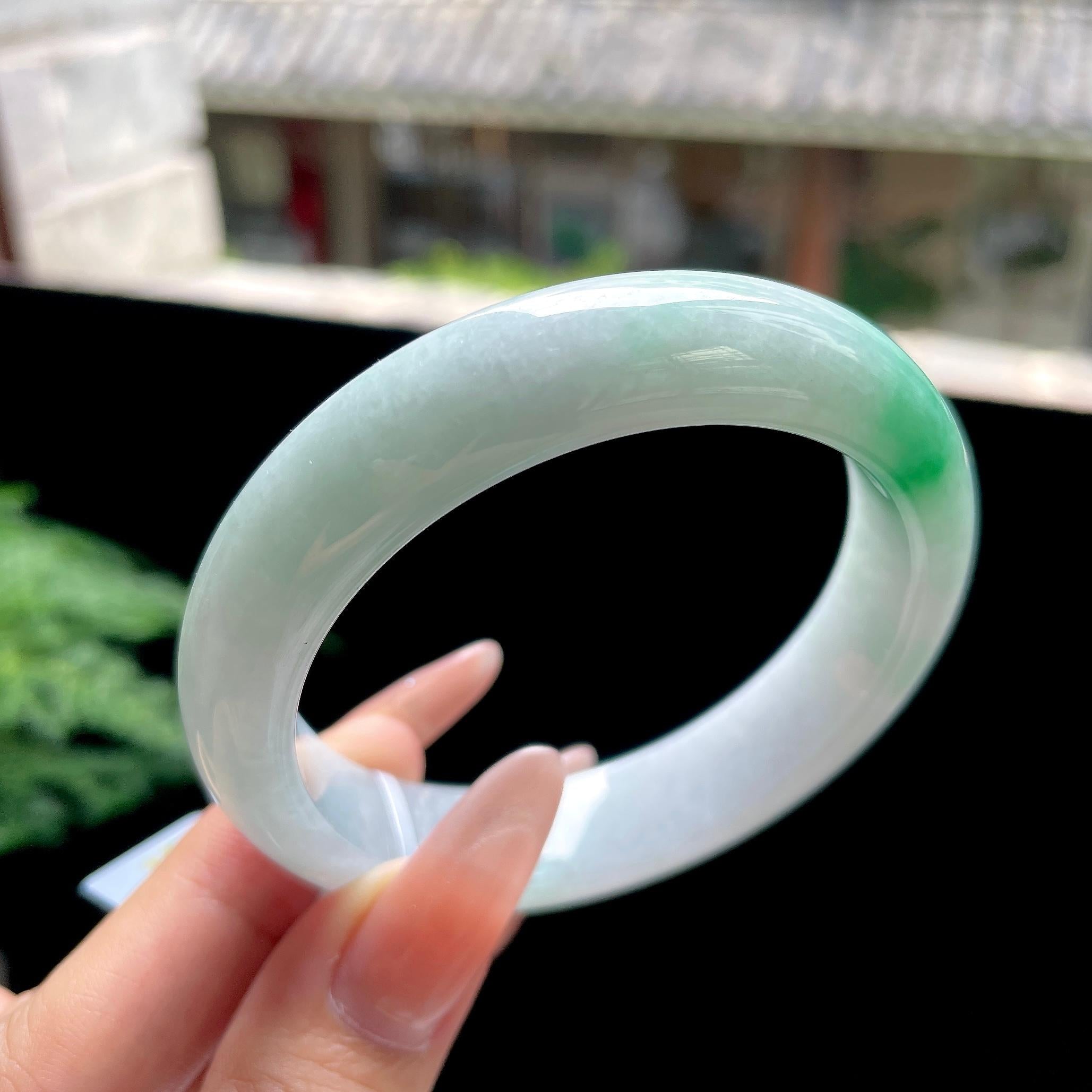 细糯种阳绿白底青正圈平安镯 55圈口 天然缅甸A货翡翠（yc527803）