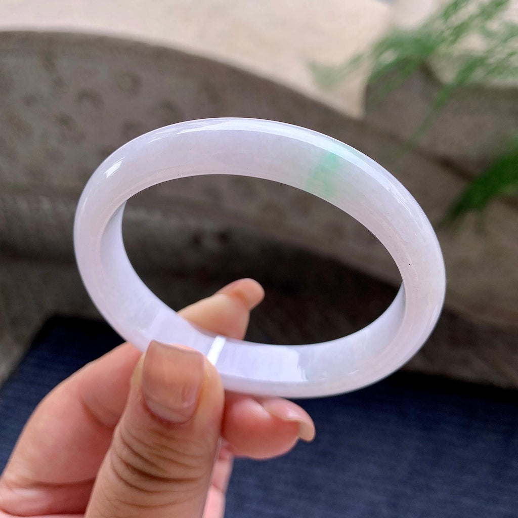 细糯种淡粉底飘绿贵妃手镯 54.7圈口 （yc693154）