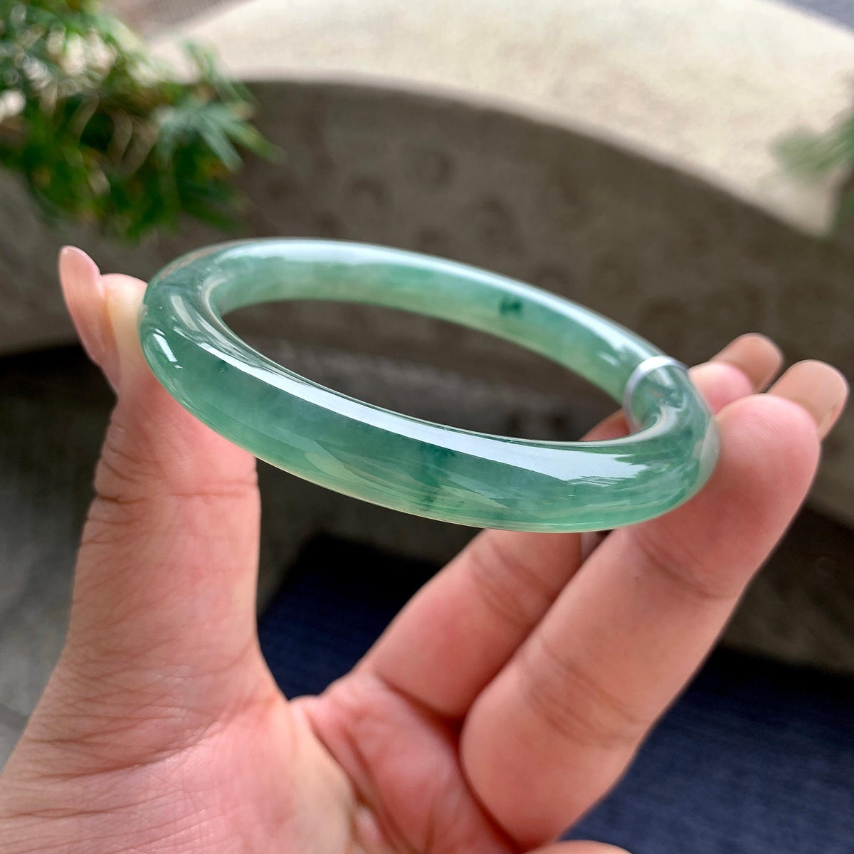 糯冰种湖水绿飘蓝花圆条手镯 55圈口 天然缅甸A货翡翠（yc701184）