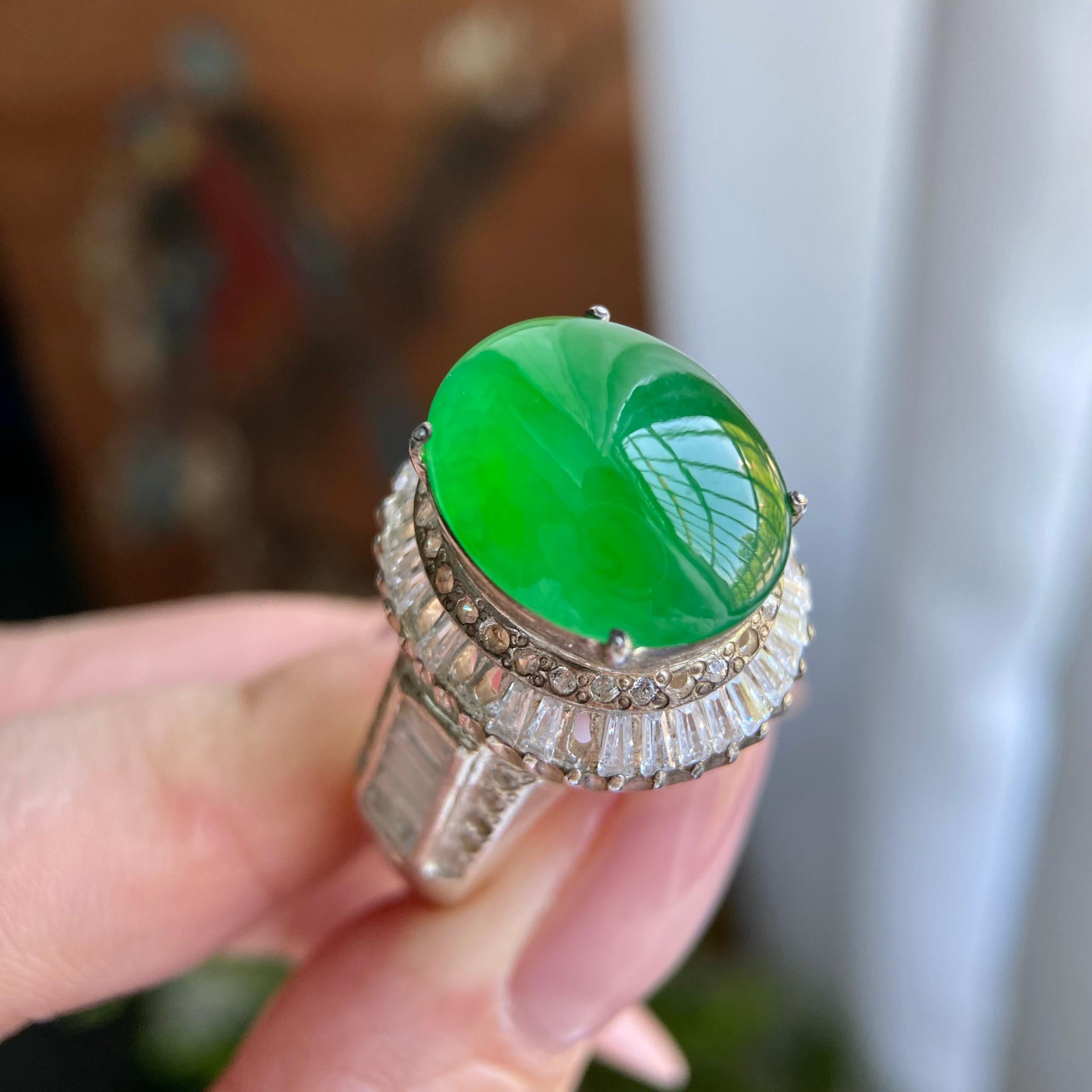 冰种阳绿鸽子蛋戒面裸石（yc234281）