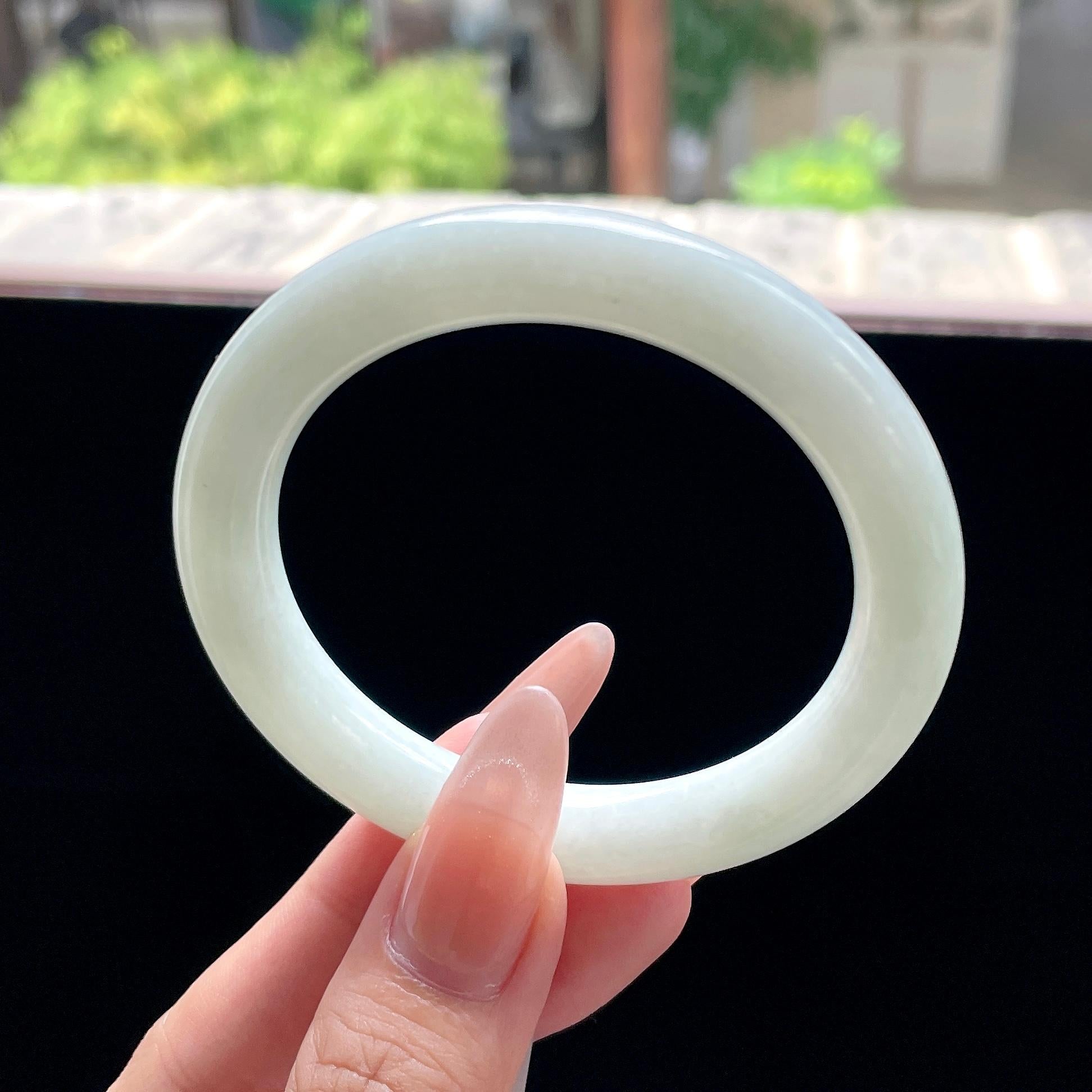 糯种带底色淡果绿圆条 53.4圈 天然缅甸A货翡翠（yc522708）