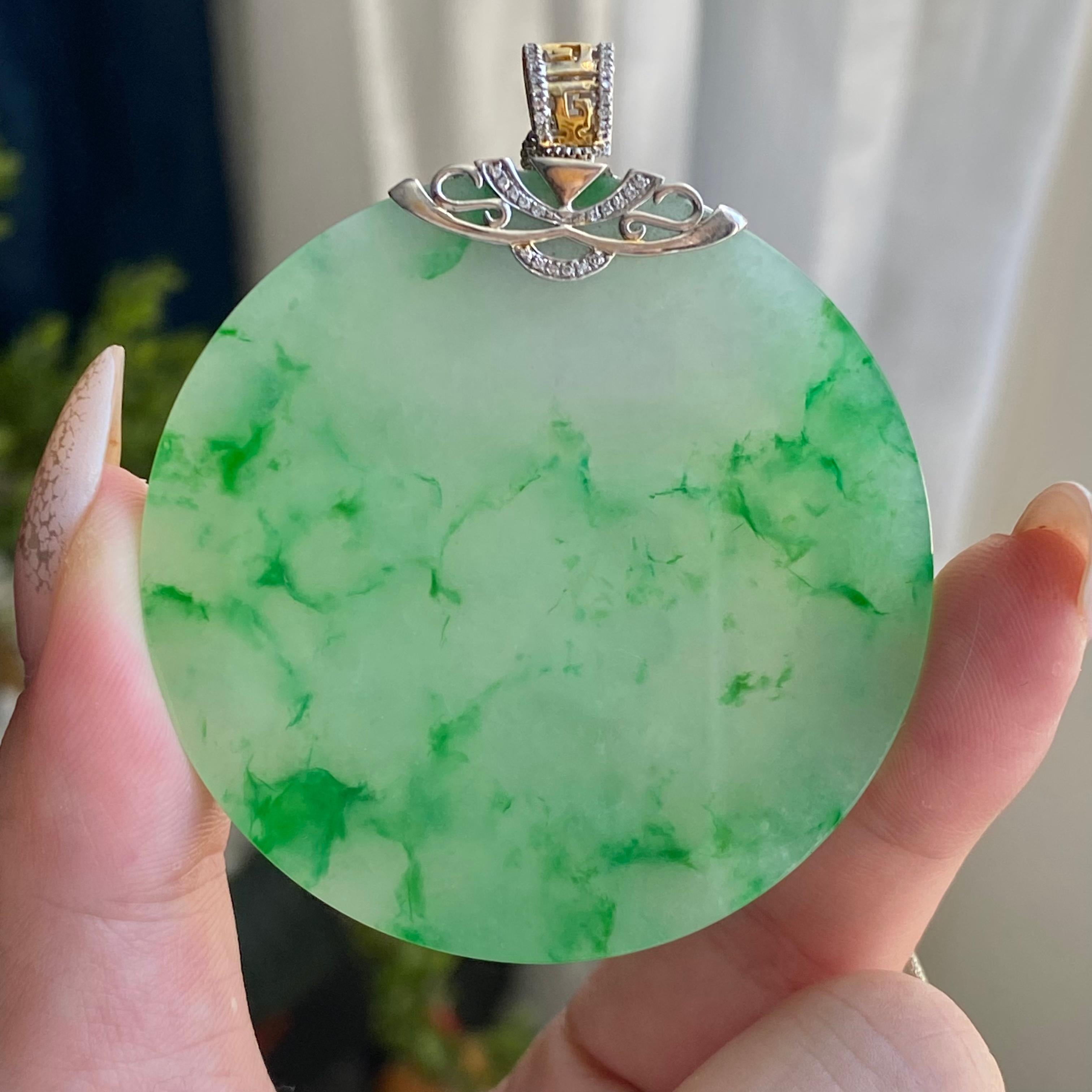 18k金钻镶糯冰种飘金丝阳绿圆牌吊坠（yc214450）