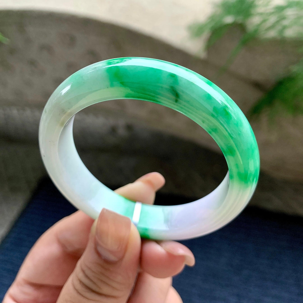 小圈口 细糯种淡粉底飘翠绿正圈平安镯 51.5圈口 天然缅甸A货翡翠（yc701168）
